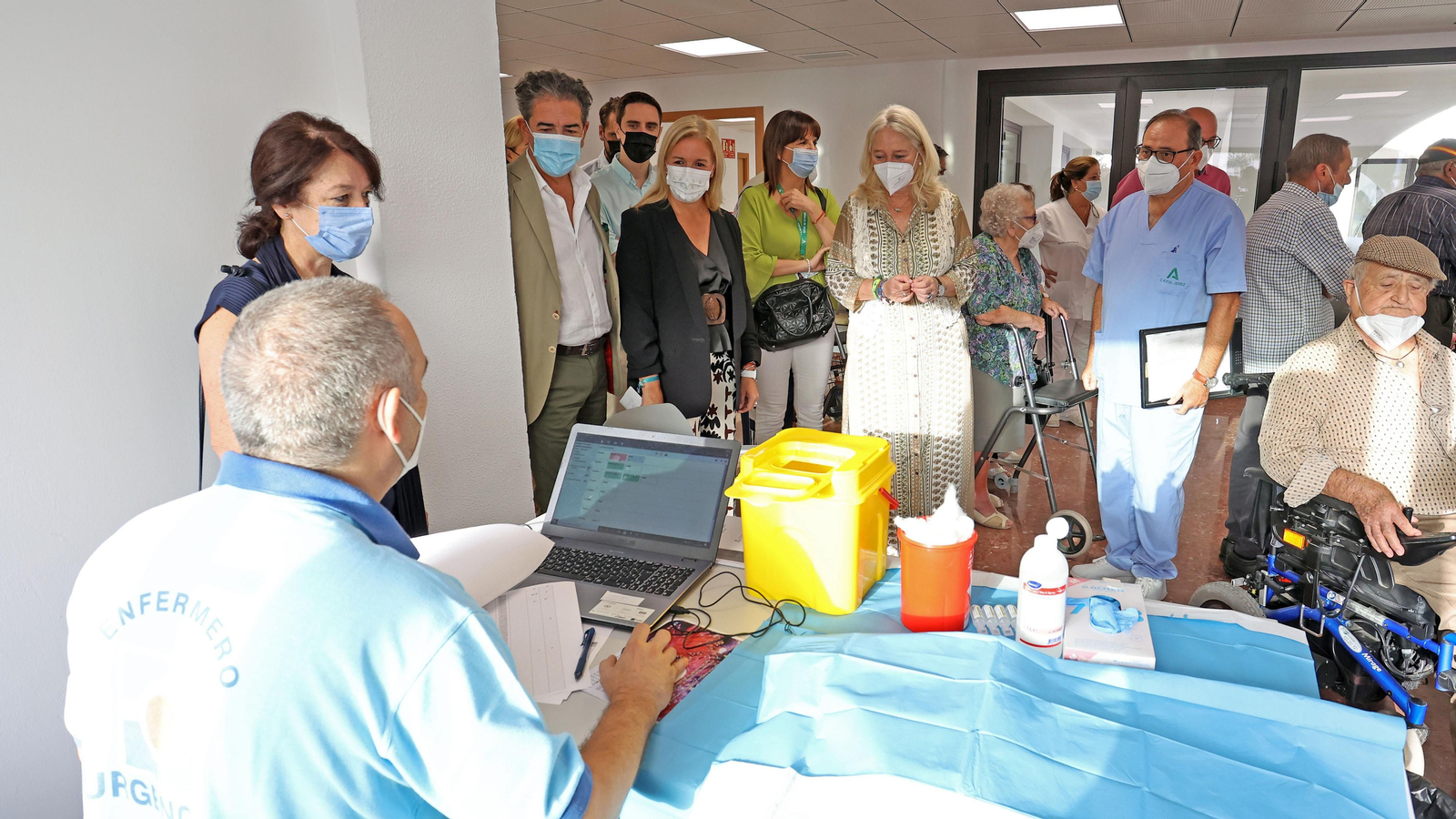 Vacunación conjunta de gripe y covid en la Residencia de ancianos de la Granja