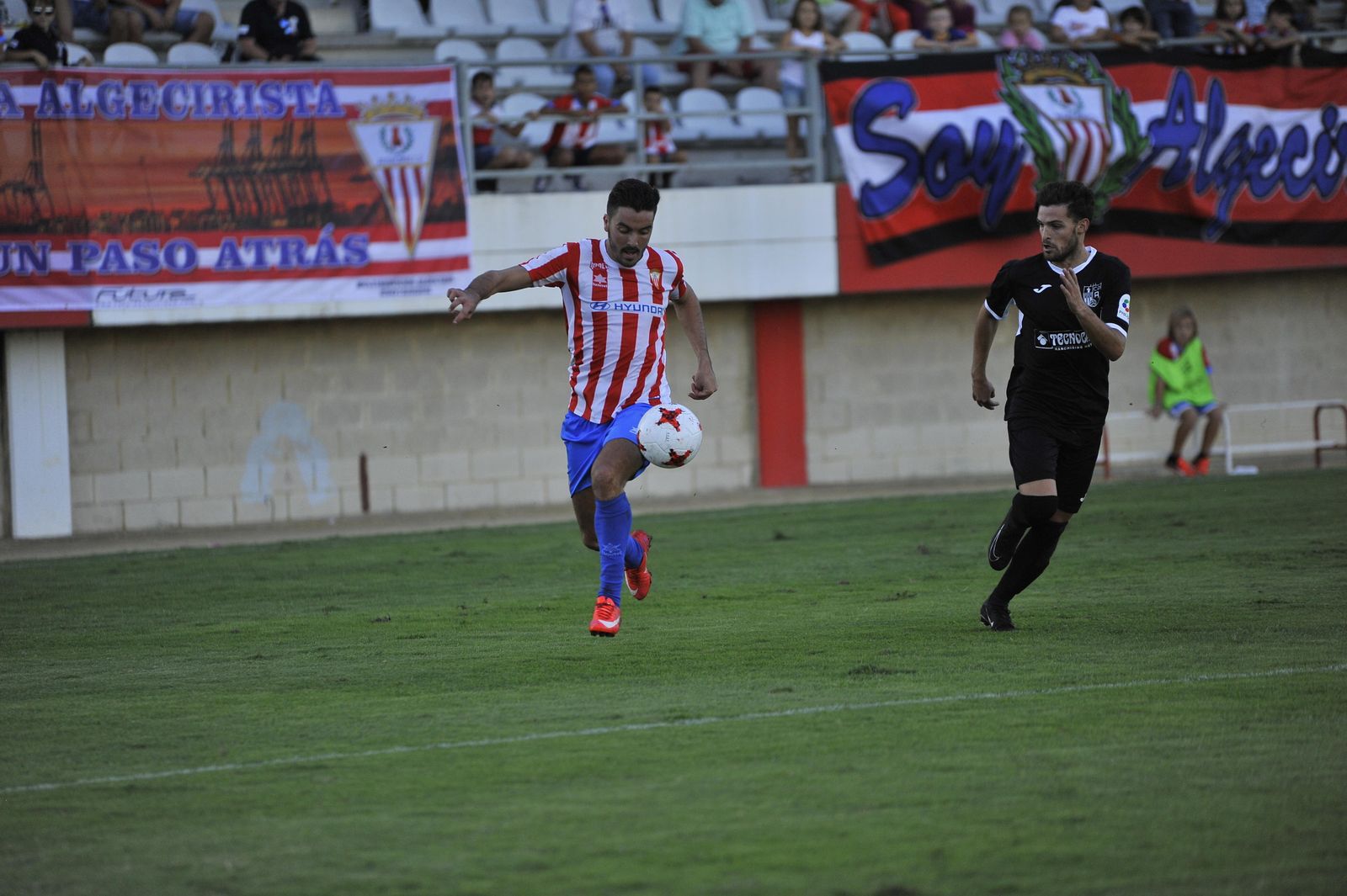 El algecireño Jesús Ayala corre con el balón, el pasado domingo ante el Alcalá.