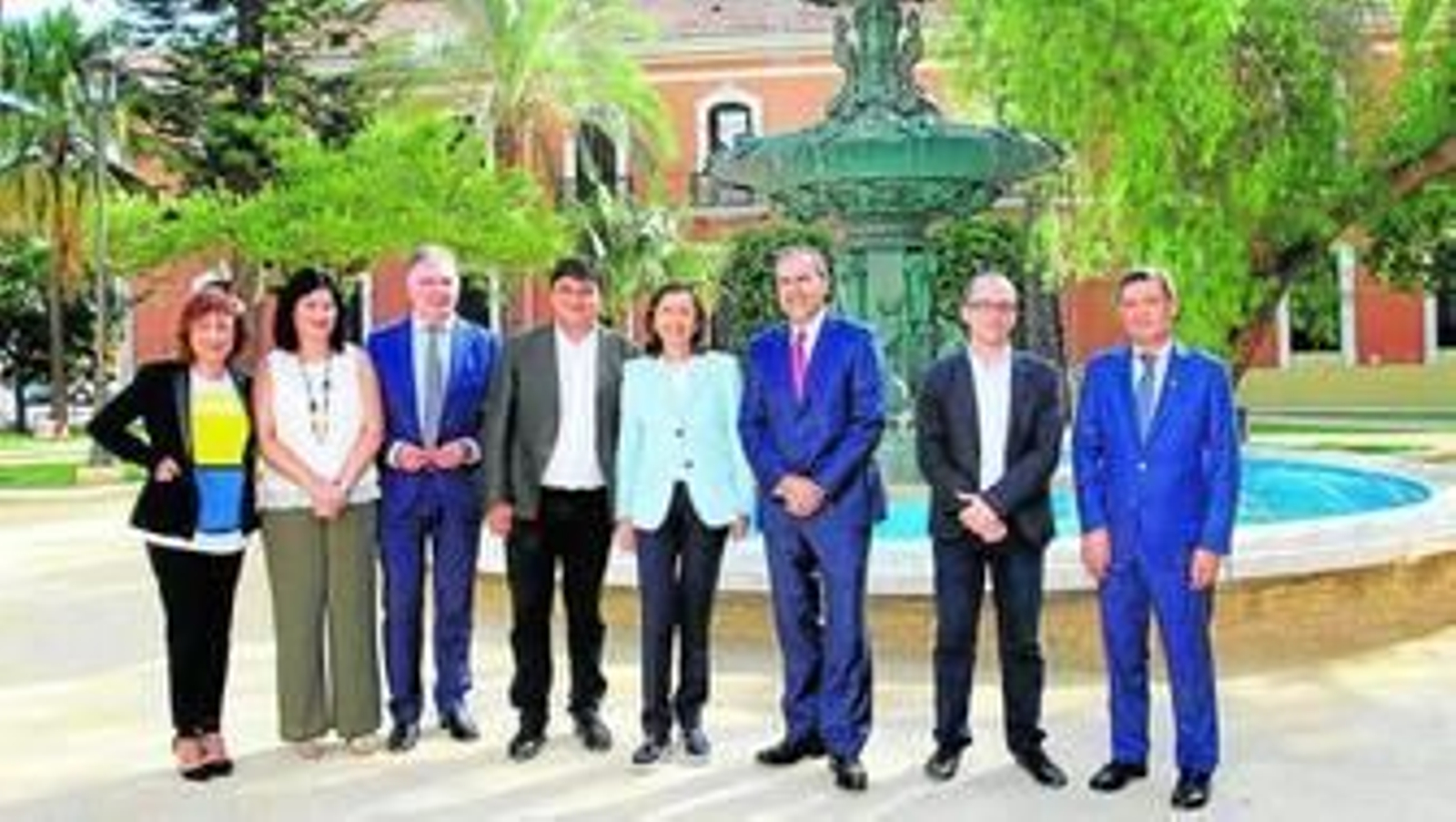 La consejera Rosa Aguilar, flaqueada por el alcalde, Gabriel Cruz, y el director general de Egeda, Miguel Ángel Benzal, con autoridades, en la Casa Colón.