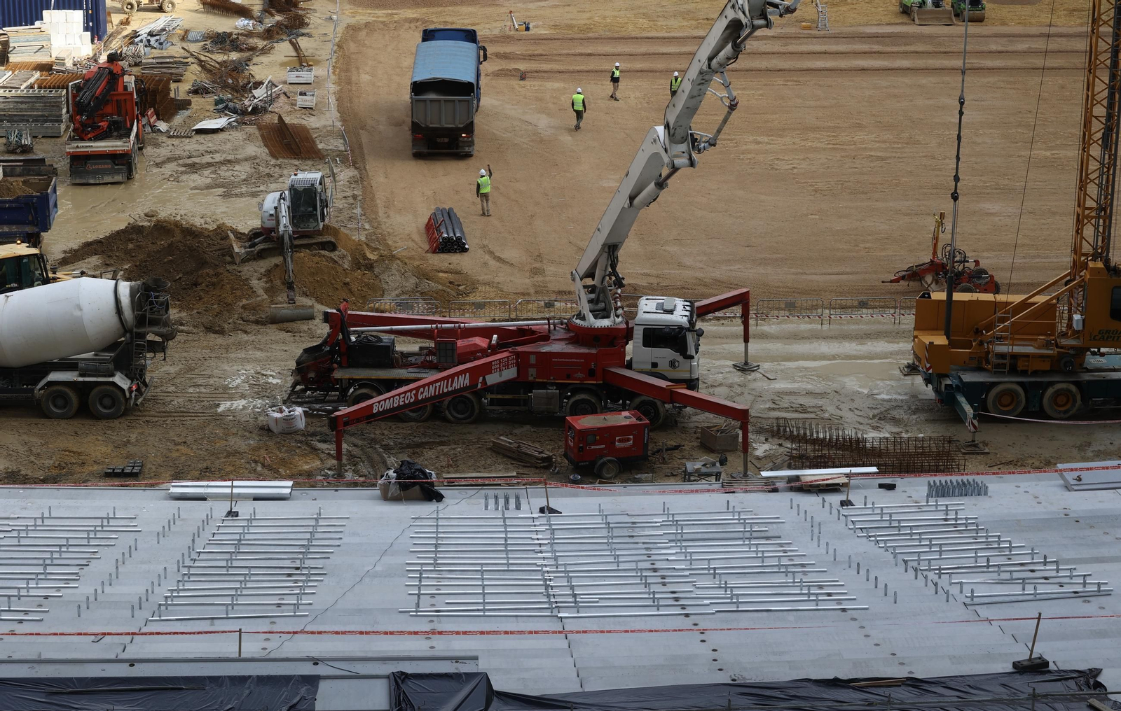 Visita del presidente de la R Federación Española de Fútbol a las obras del  Estadio de La Cartuja