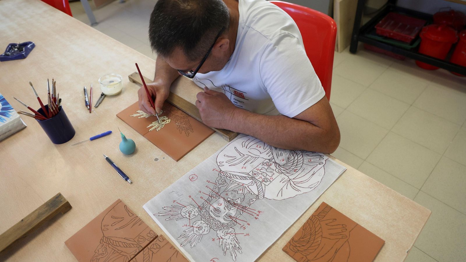 Carlos, en el taller de Artes Plásticas, realiza una cerámica sobre El Cautivo.