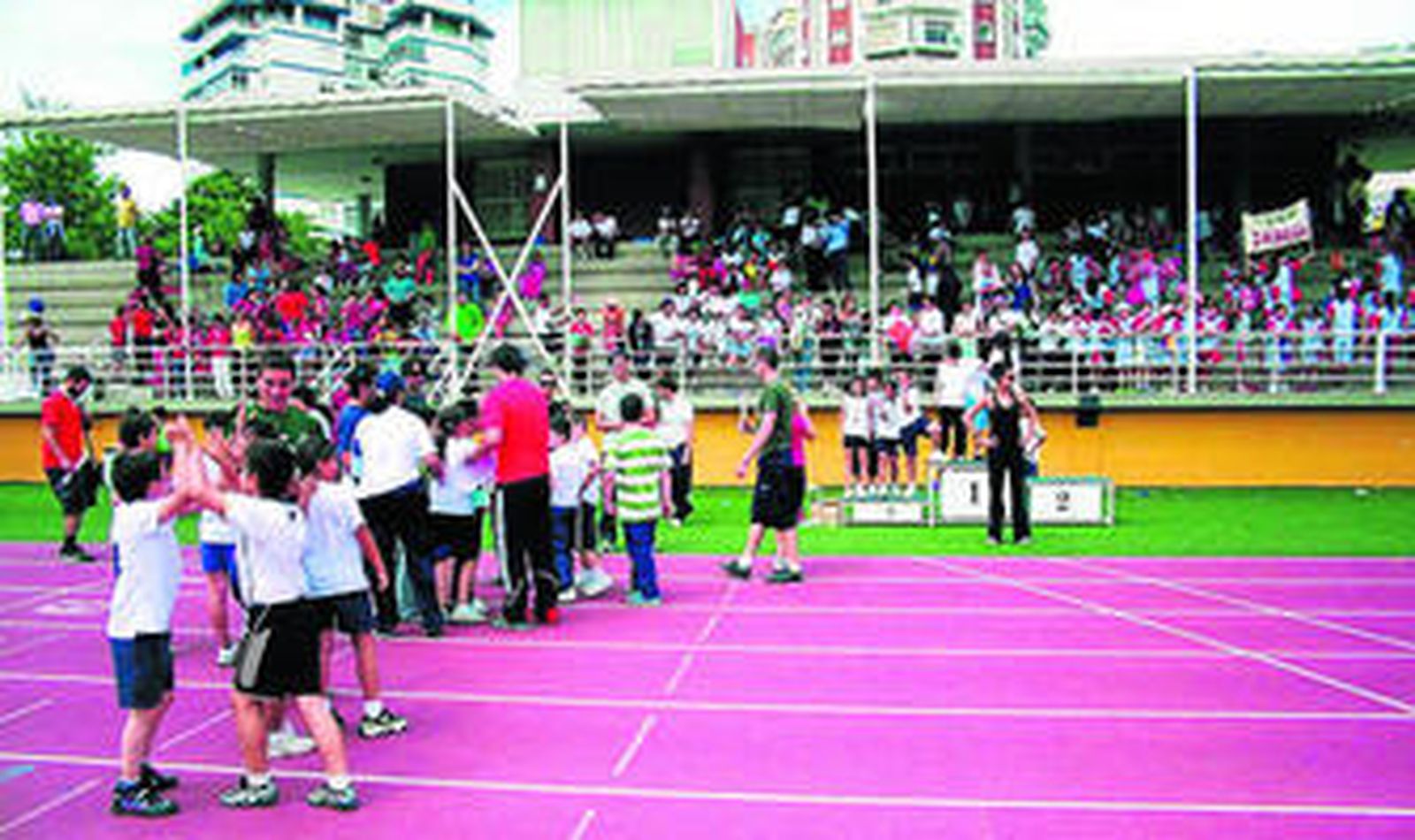 Varios niños en una actividad deportiva.