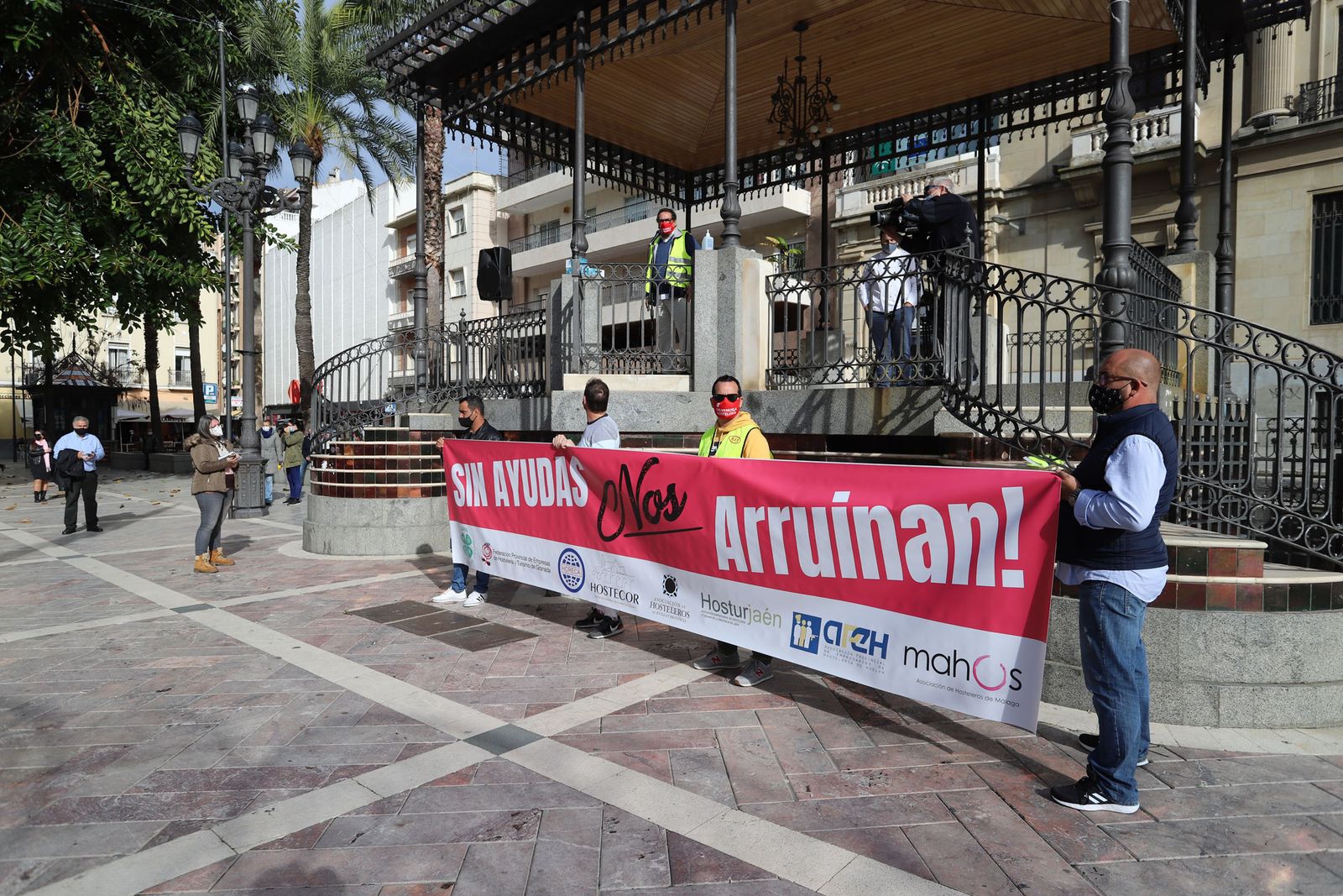 Imágenes de la concentración de los hosteleros de Huelva para reclamar ayudas.