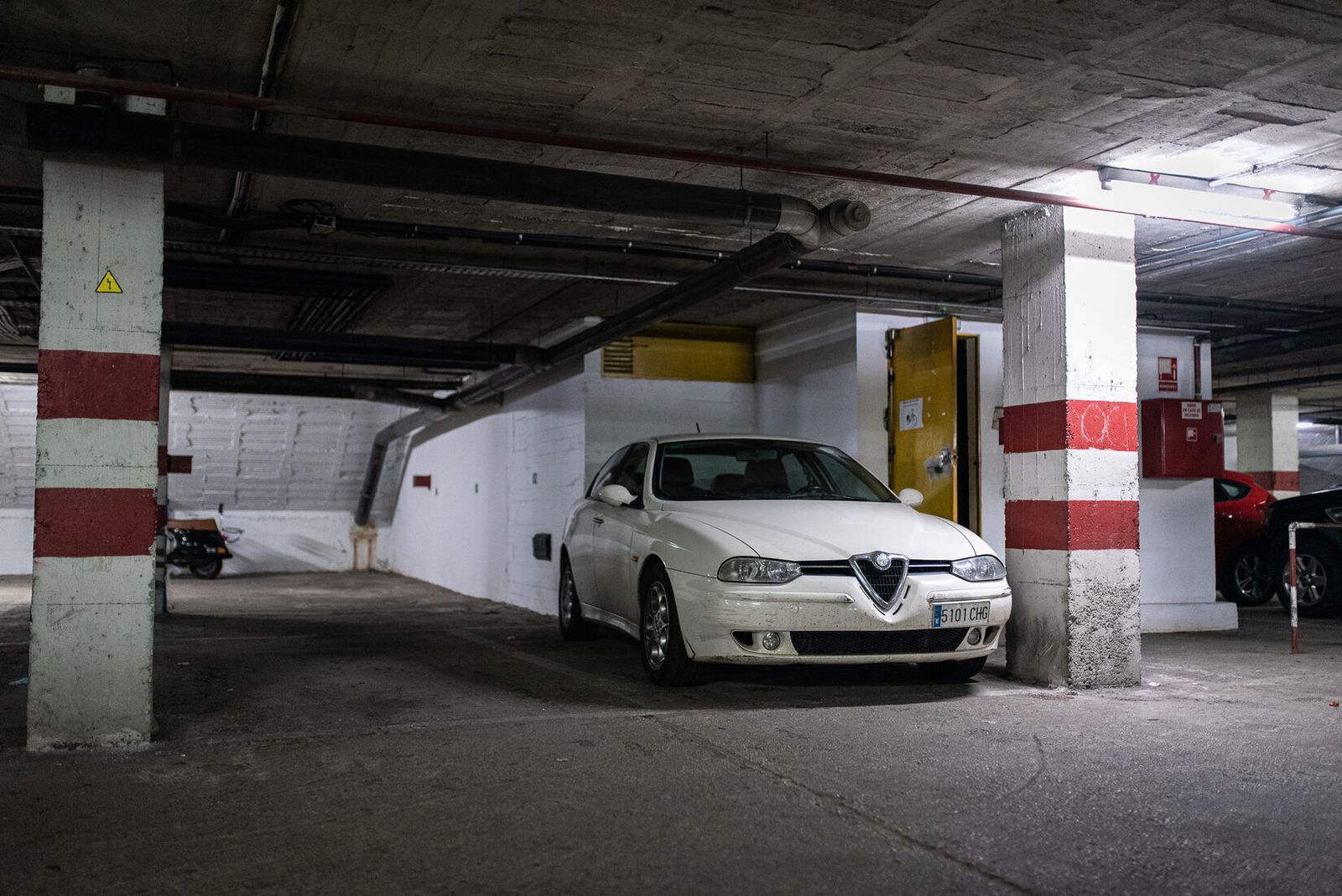 Un coche en una plaza de garaje.