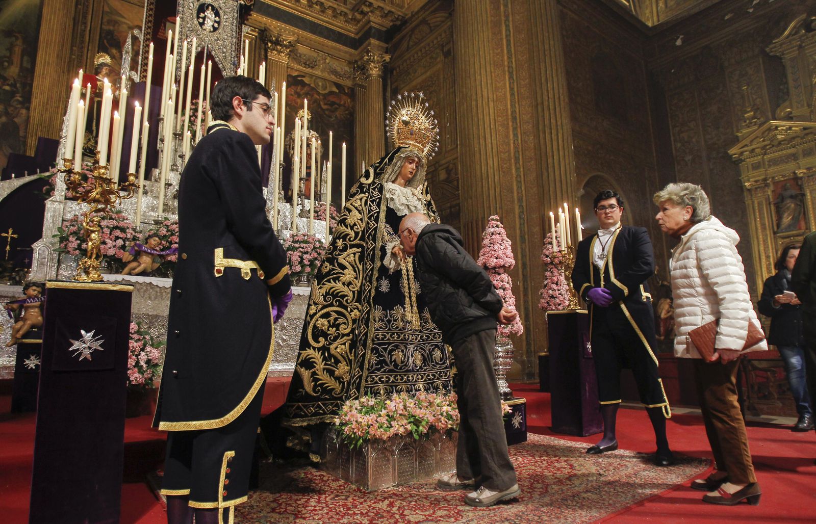 La Virgen del Valle, en besamanos en un fastuoso altar montado en la Anunciación.