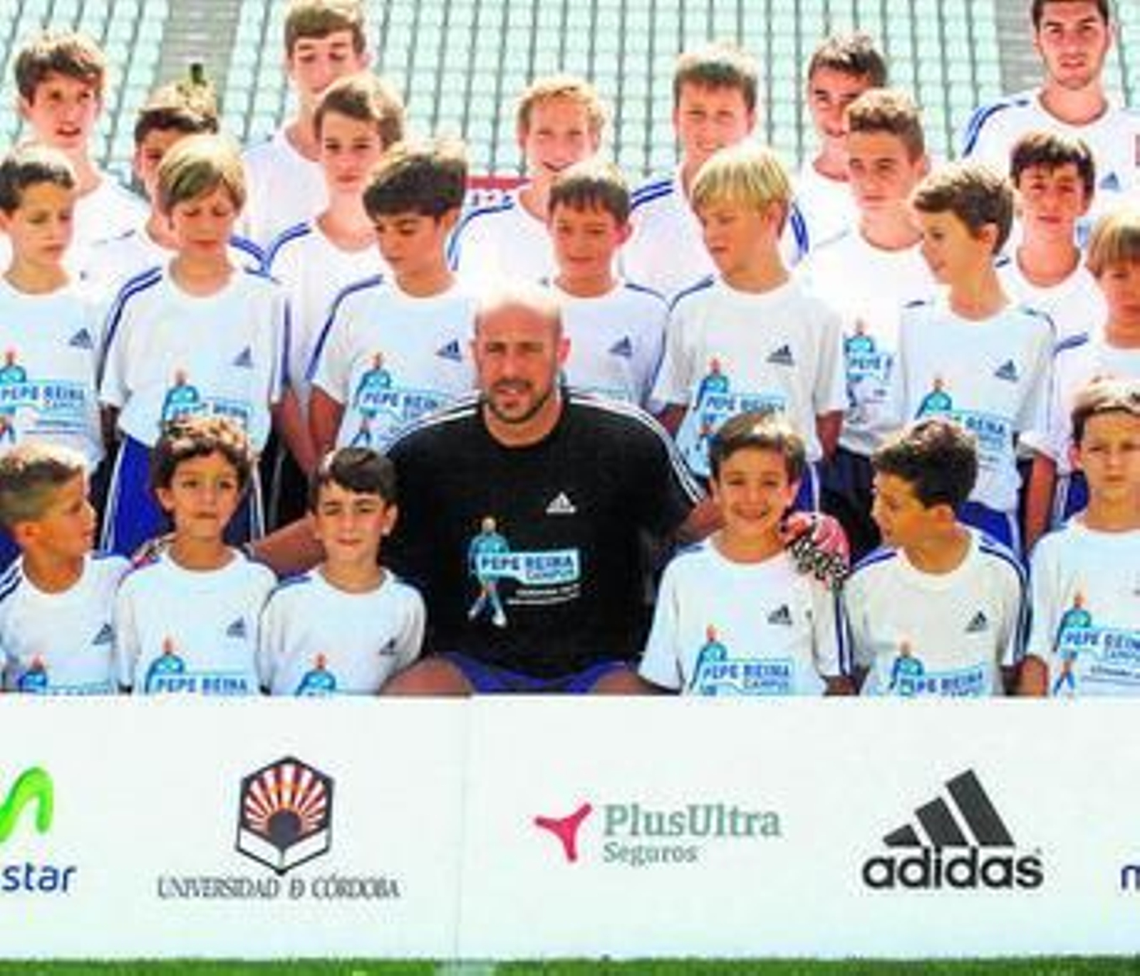 Pepe Reina posa junto a los niños de su campus.