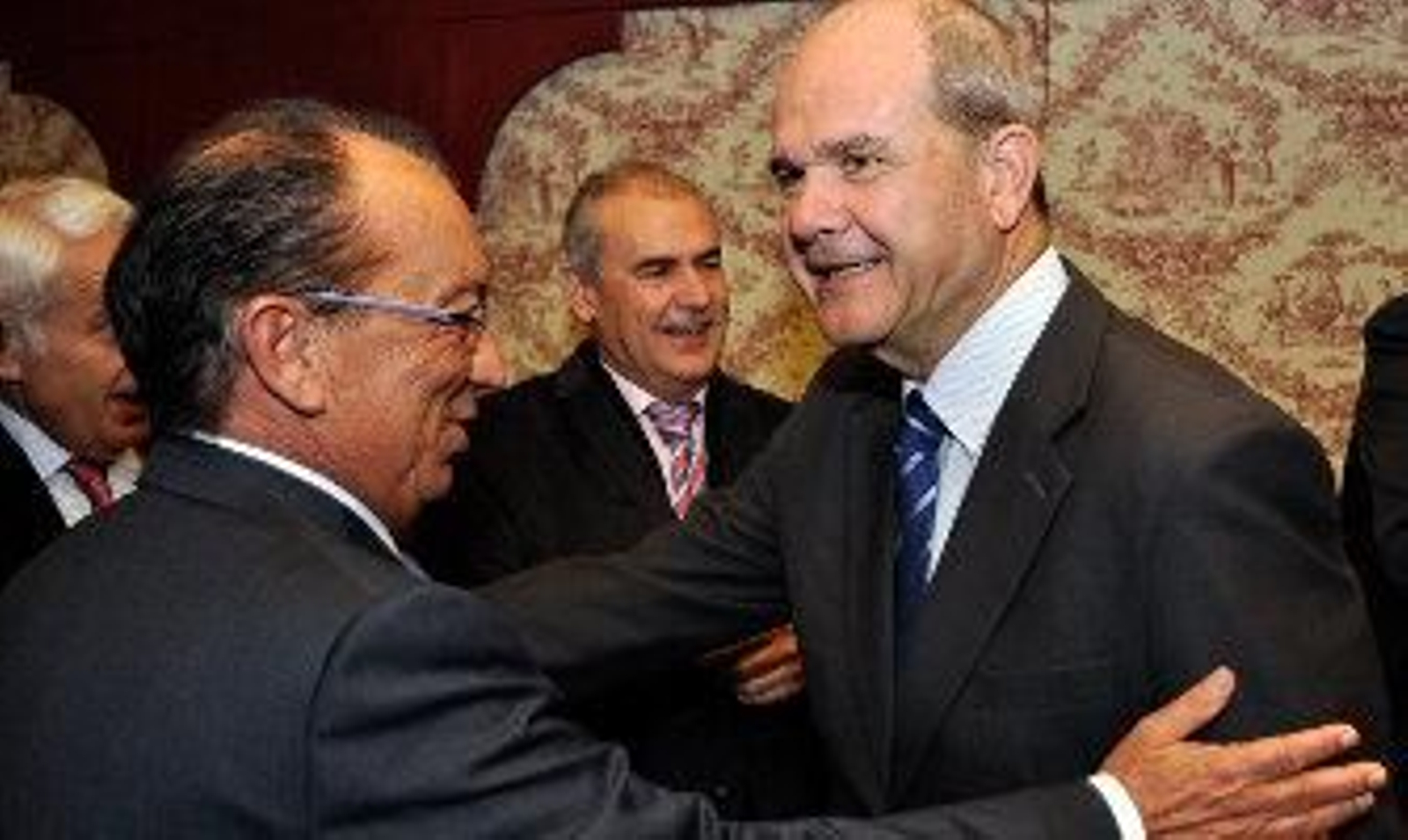 Suárez Palomares dimite y recalca su apoyo a Rubalcaba