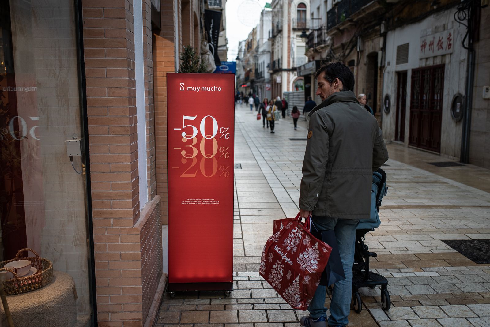 Imágenes del primer día de rebajas en los comercios de Huelva
