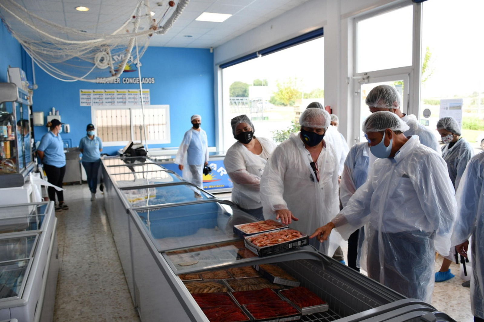 El gerente de la empresa de Congelados Amar muestra al diputado provincial de Turismo algunos de sus productos.