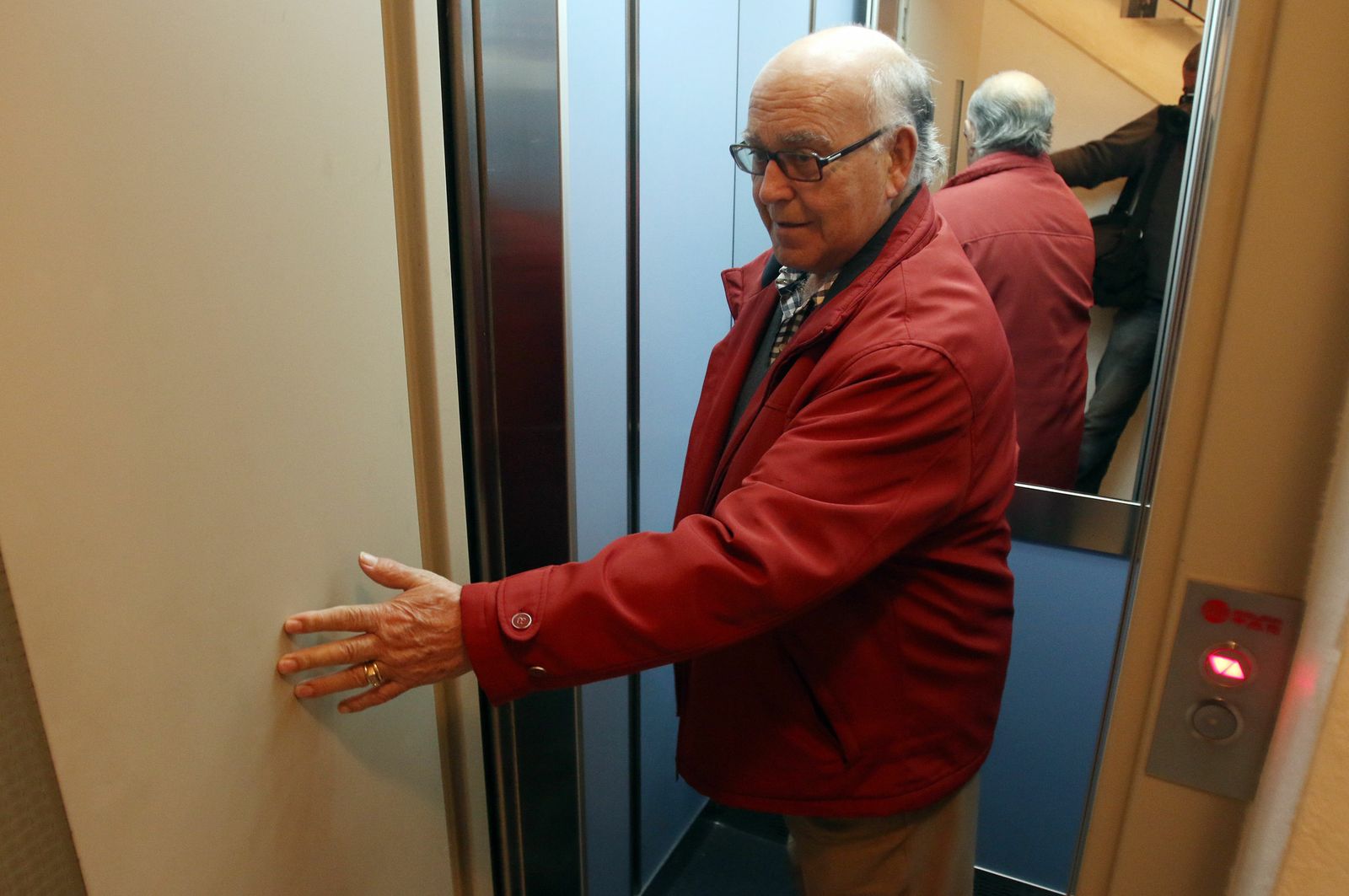 Un vecino de la Fuensanta sale de uno de los últimos ascensores instados en el barrio.