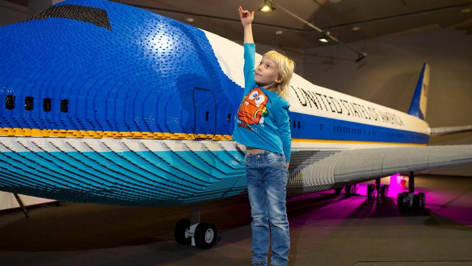 El Air Force One, el avión más grande del mundo (modelo Boeing 747), está hecho de un millón de piezas (escala 1: 7).