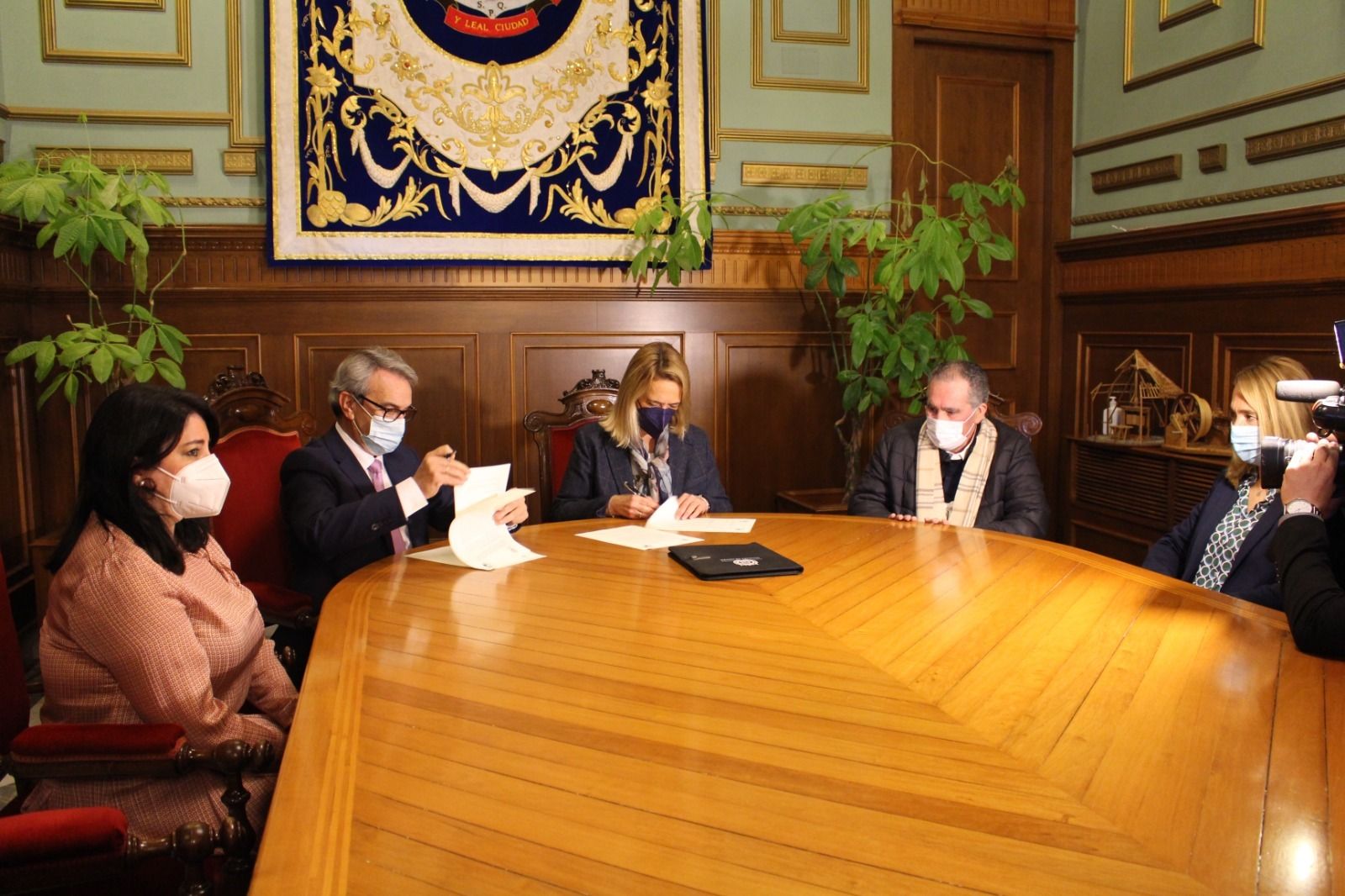 Motril y Caja Rural firman un convenio para recuperar los testimonios y tradiciones orales de la  Fábrica del Pilar