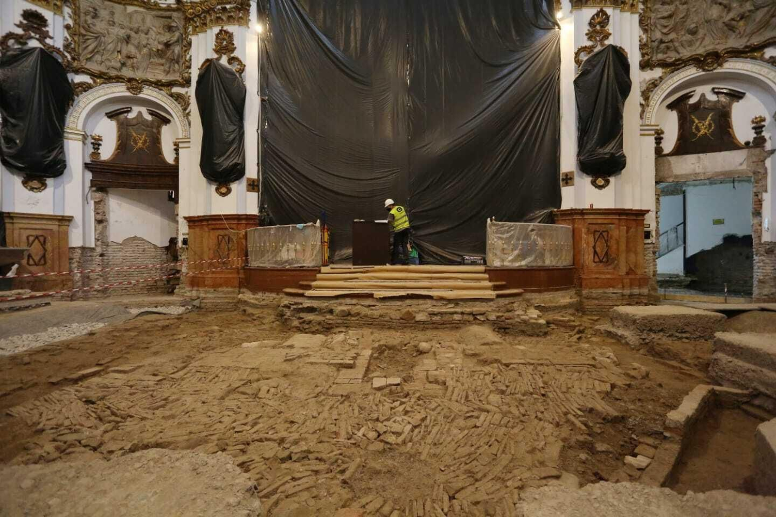 Fotos de la visita guiada a las obras de la parroquia de Los Mártires