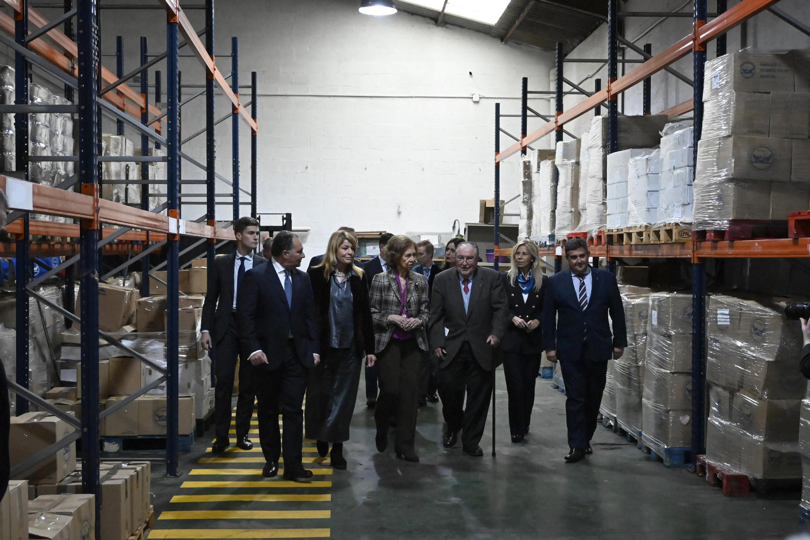 La Reina Sofía visita el Banco de Alimentos de Huelva, en imágenes