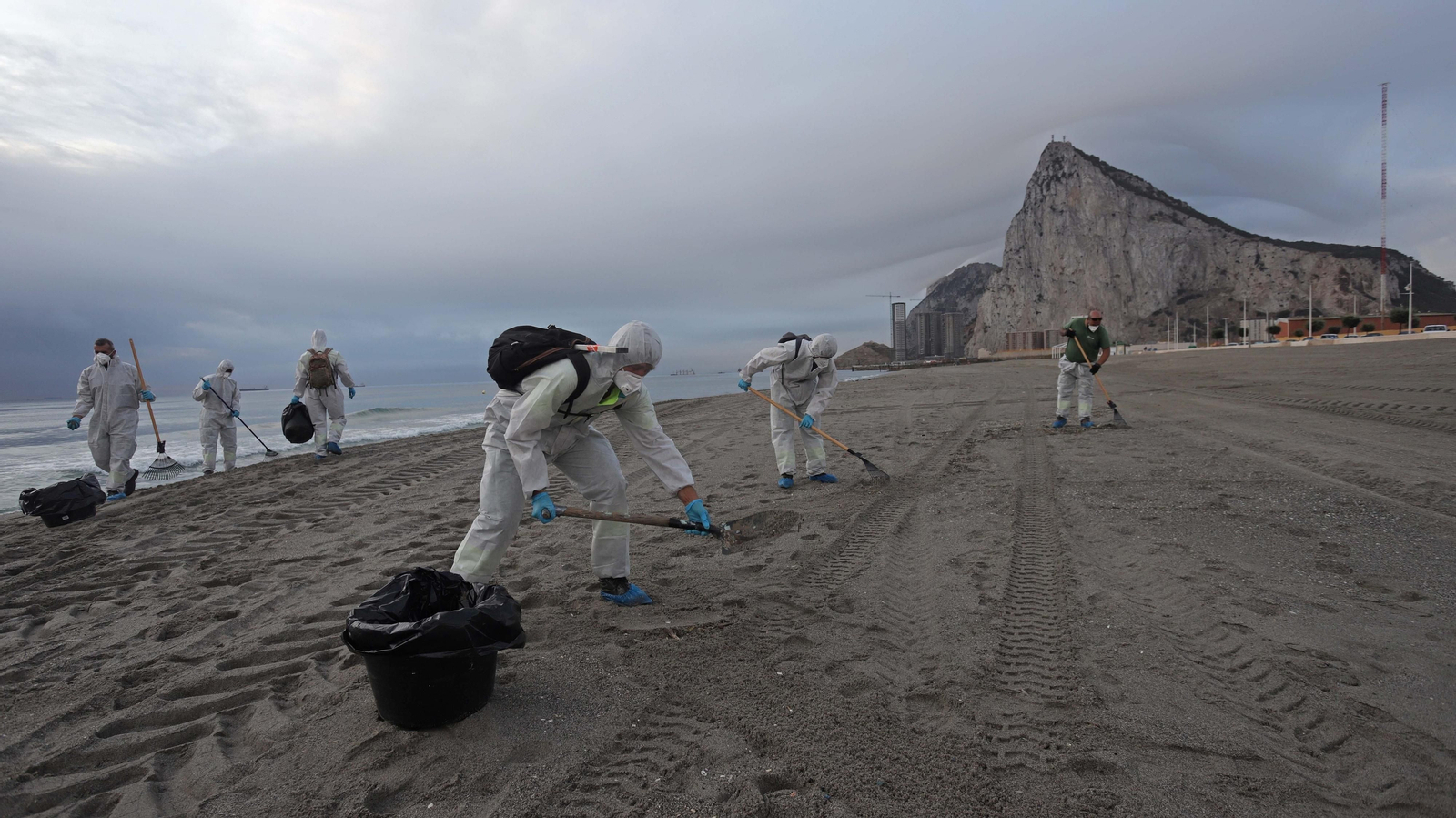 Fotos de las labores de limpieza en la playa de Santa Barbara por el nuevo vertido del 'OS 35' en La Línea