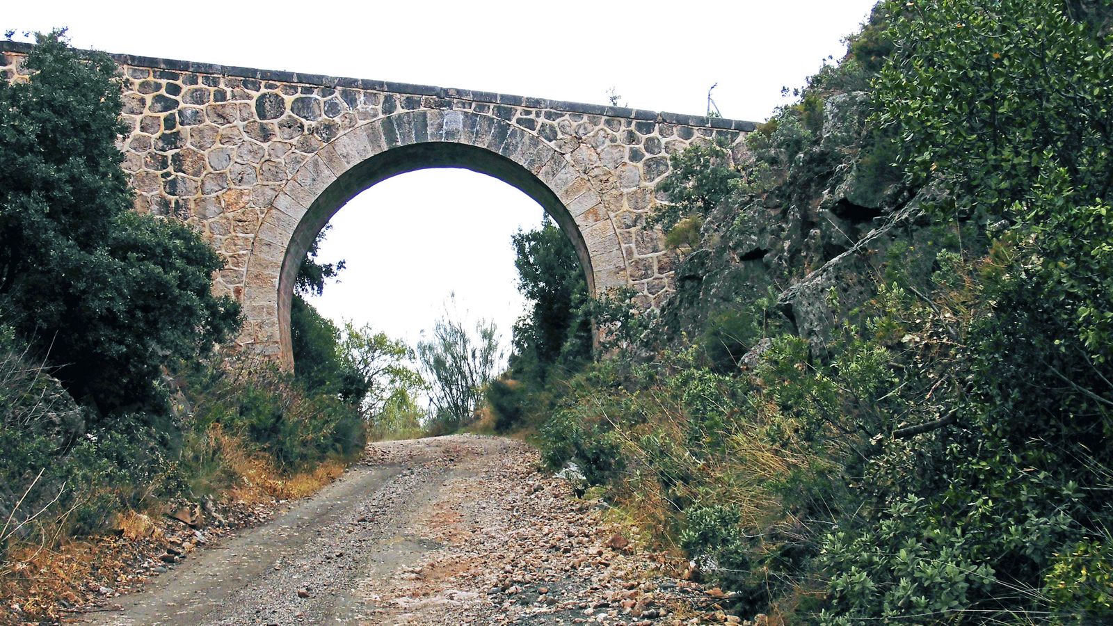 Uno de los puentes sobre el trazado del ferrocarril.