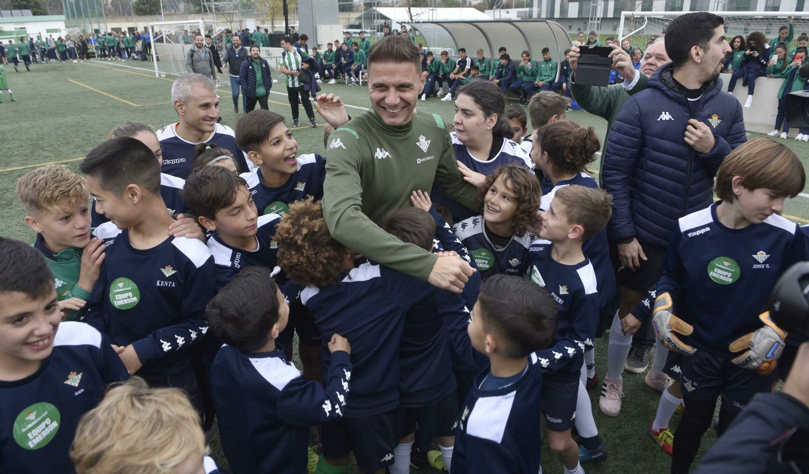 Joaquín, rodeado de canteranos, durante la jornada de convivencia.