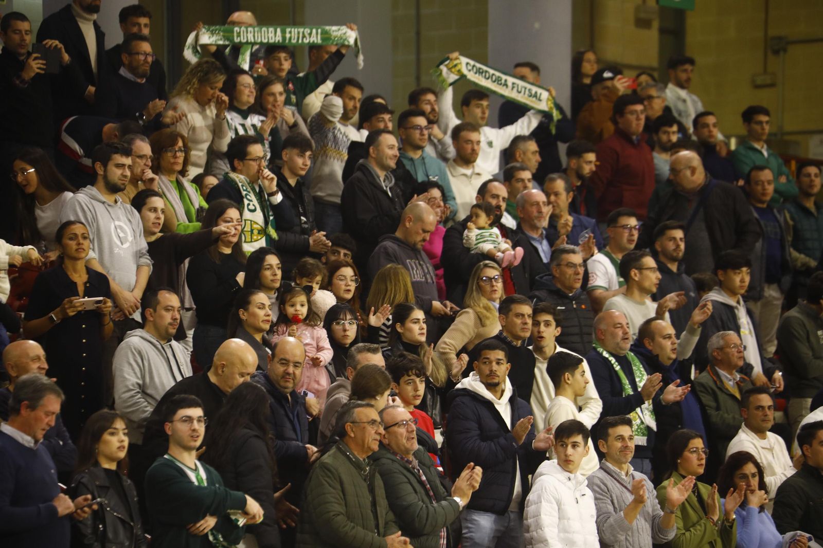Las mejores fotos del ambiente en Vista Alegre para el Córdoba Futsal - Barça