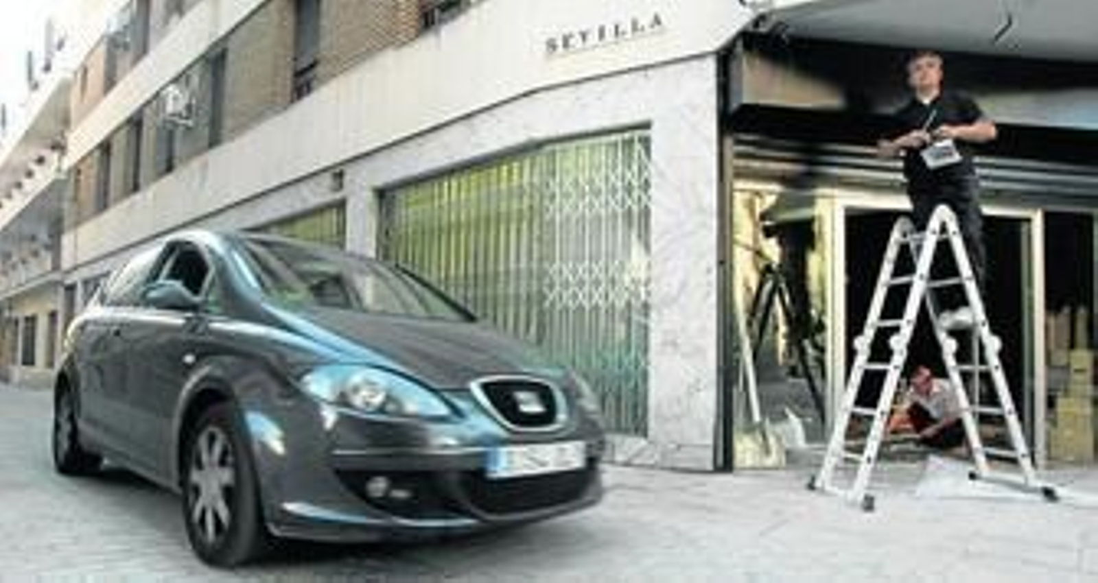 Un coche pasa por la calle Sevilla, ayer, cuando se abrió el tráfico.