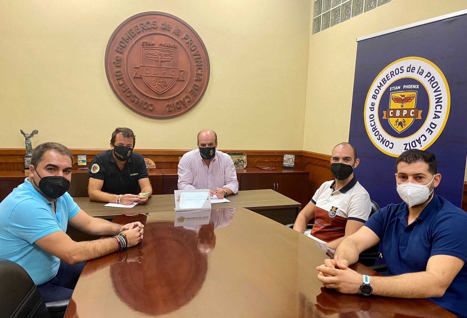 Un momento del encuentro entre el presidente del Consorcio y la nueva junta directiva de la Agrupación de Bomberos de Jerez.