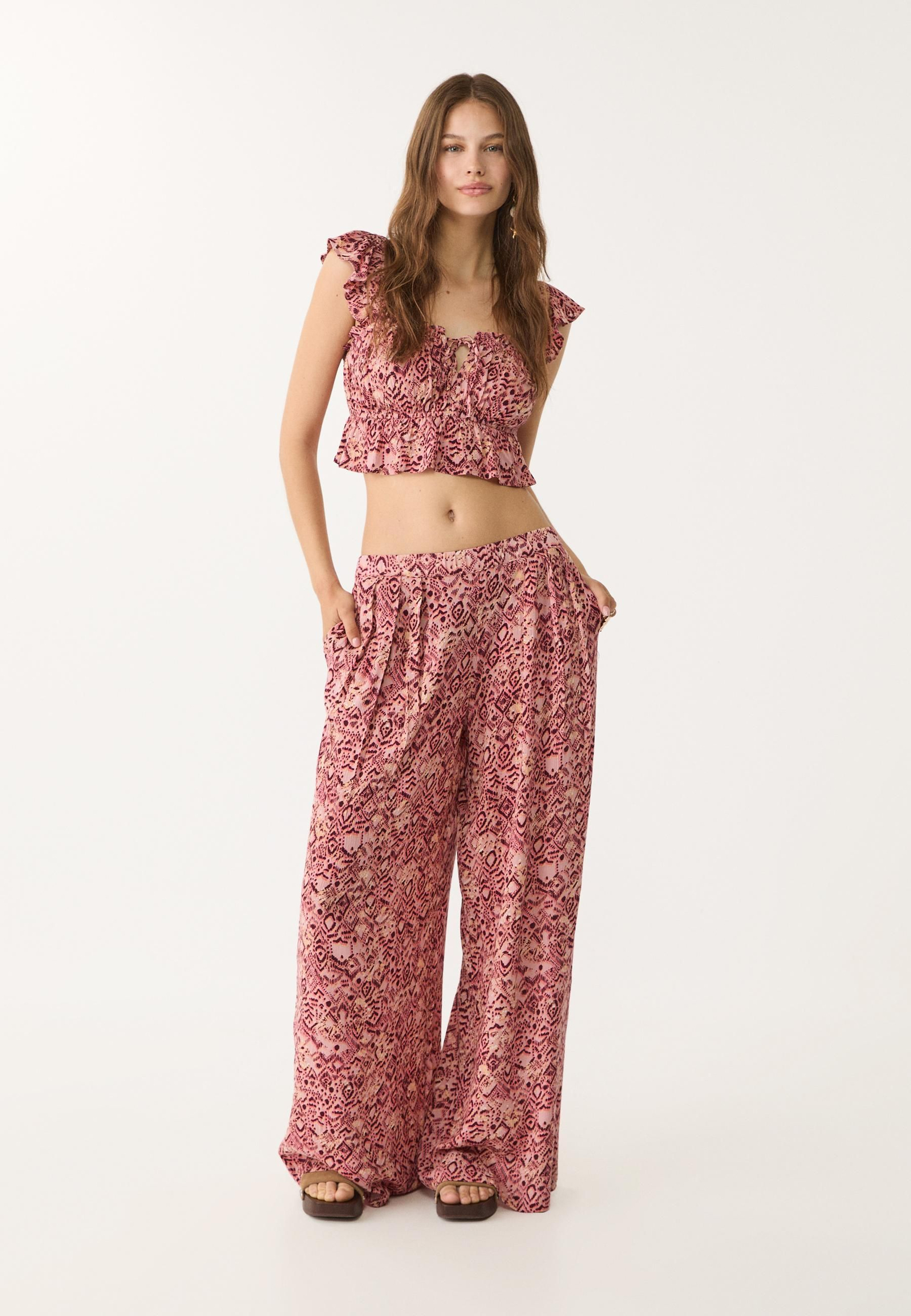 Pantalones anchos de Stradivarius. Pantalones anchos de Stradivarius.
