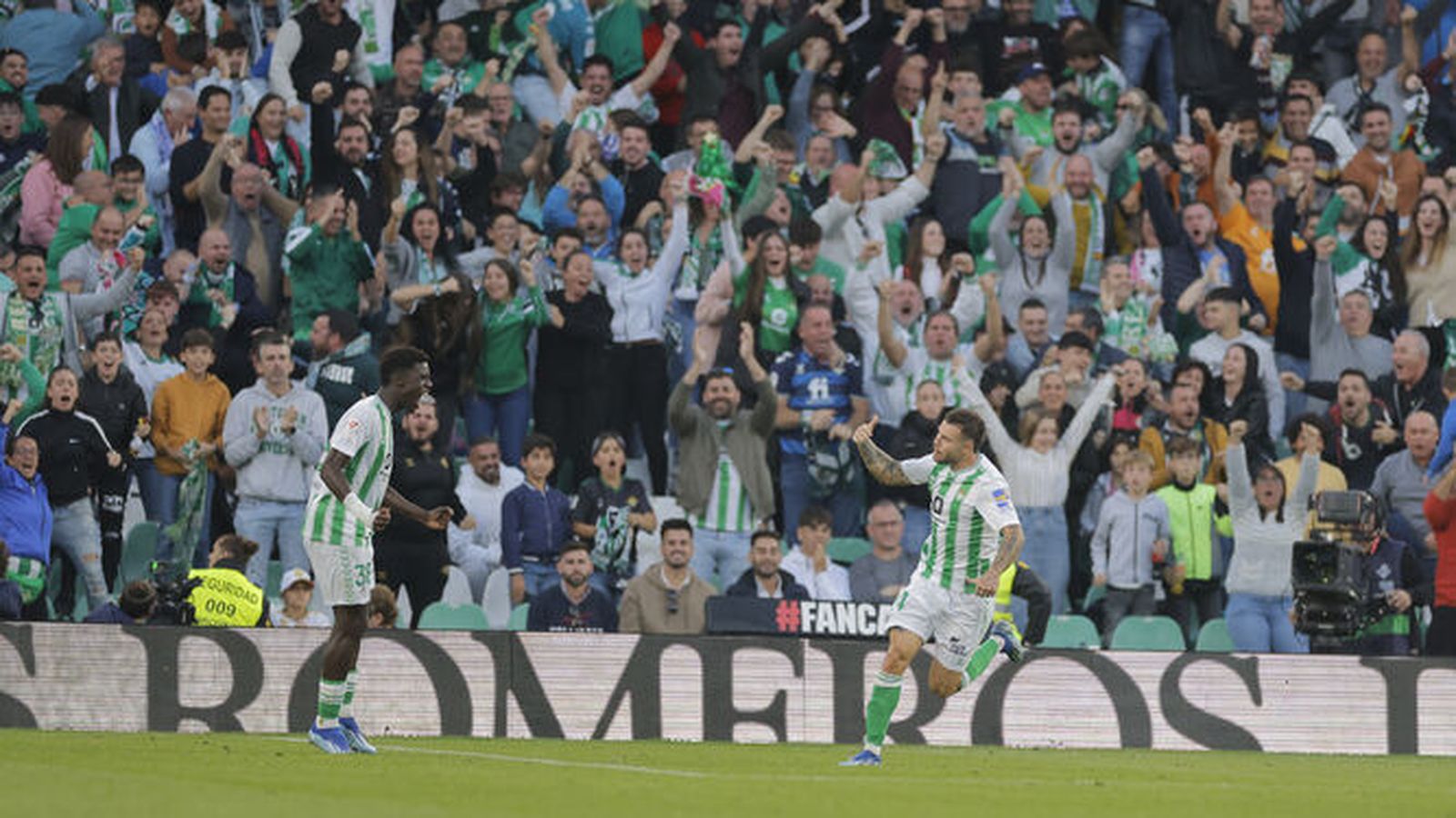 Aitor Ruibal celebra su golazo con la afición bética jubilosa detrás.