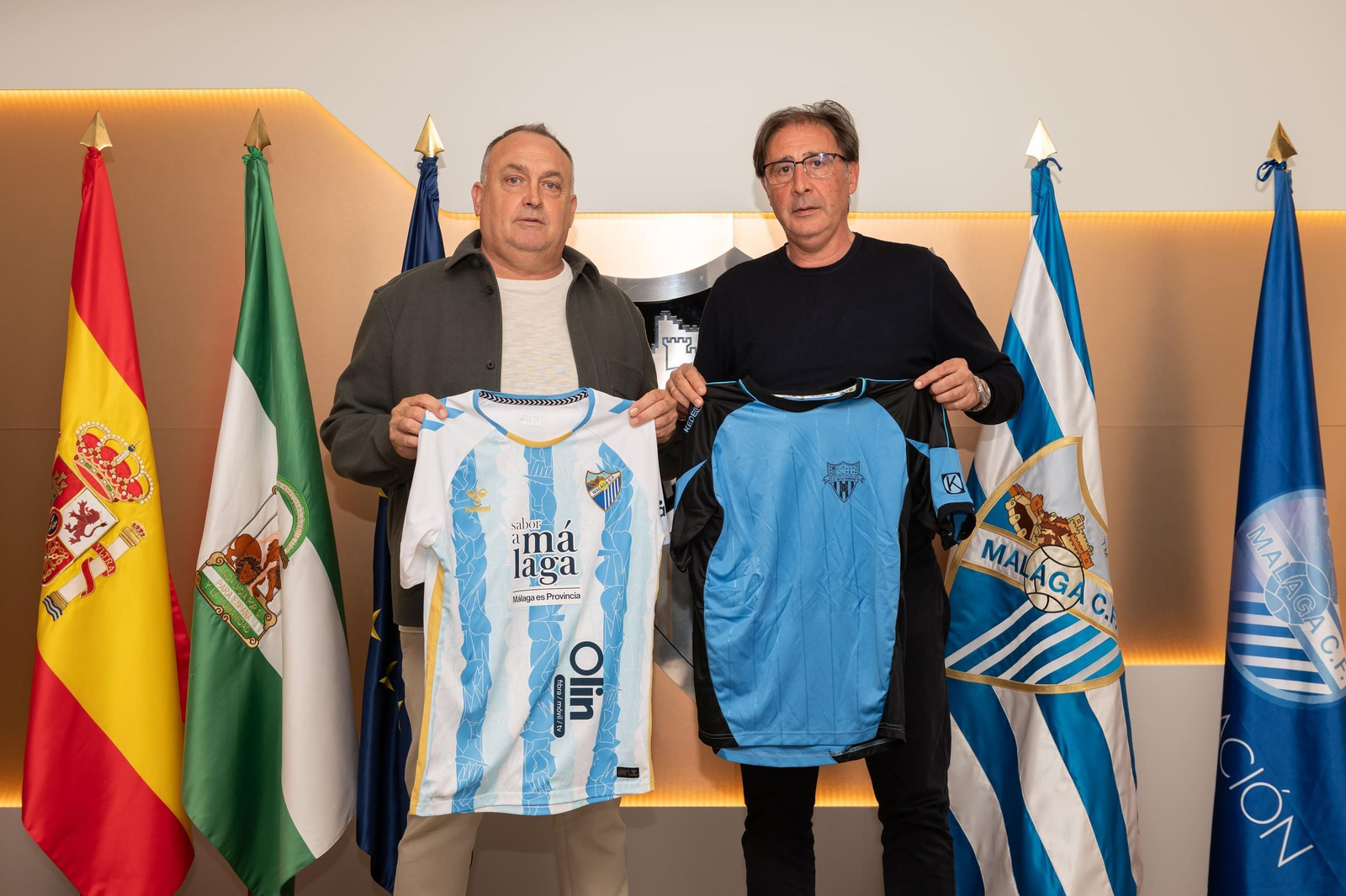 Fernando José Muñoz y Loren Juarros posan con las camisetas del Málaga CF y 26 de Febrero