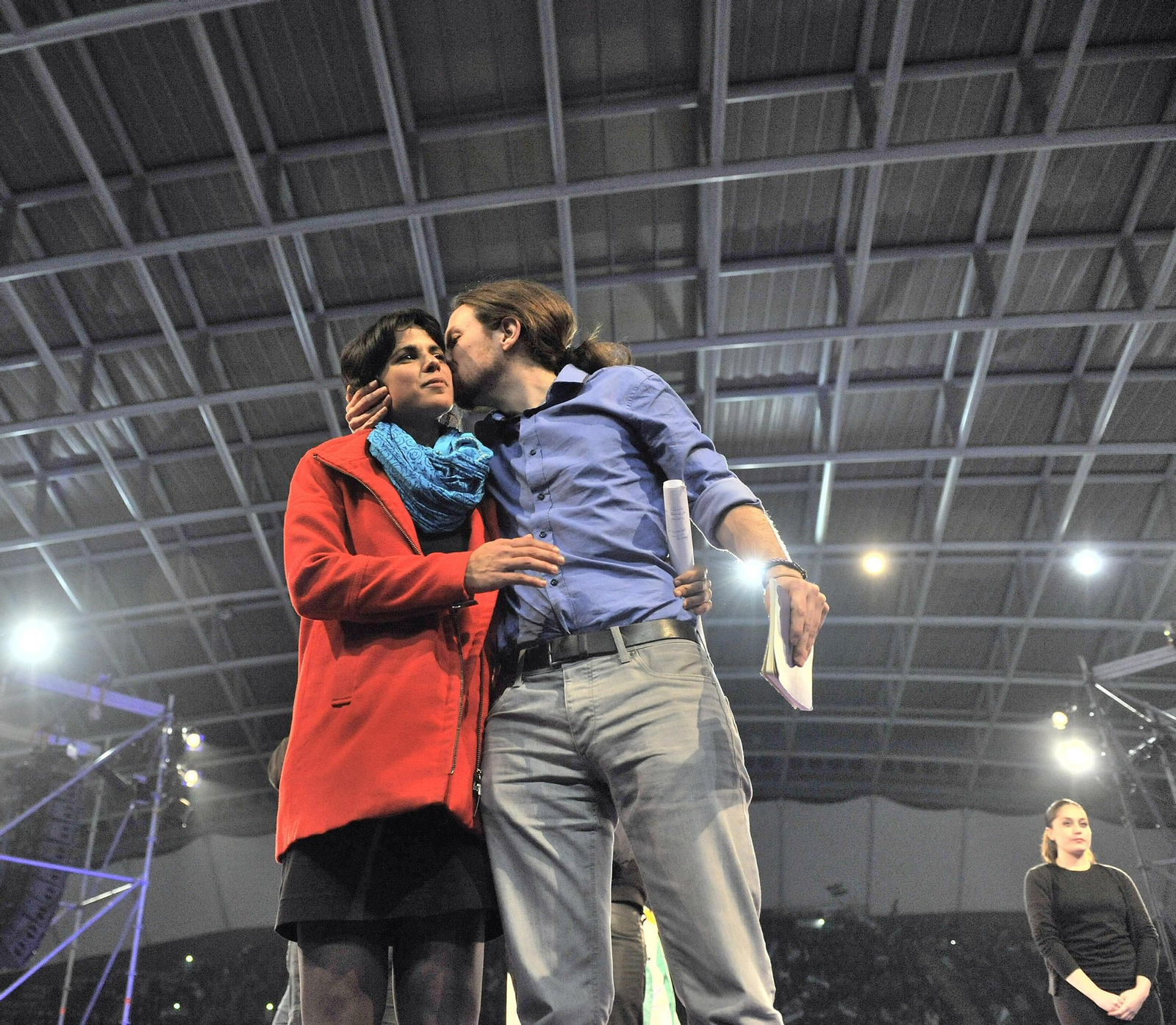 Pablo Iglesias besa a Teresa Rodríguez  en un mitin de Podemos en el Velódromo de Dos Hermanas, en 2015.