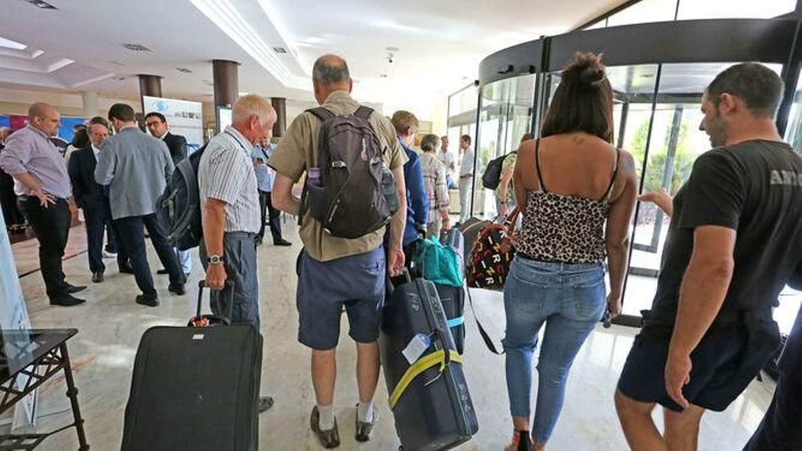 Recepción de un hotel llena de turistas preparados para volver a sus lugares de destino en el inicio de la pandemia. Recepción de un hotel llena de turistas preparados para volver a sus lugares de destino en el inicio de la pandemia.