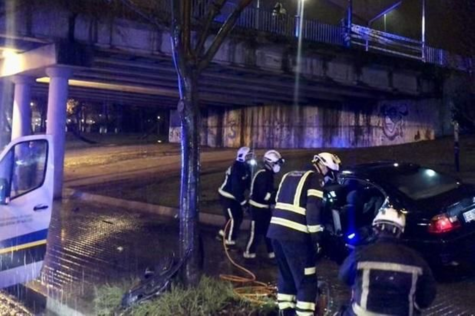 Los bomberos durante la excarcelación de una de las víctimas.