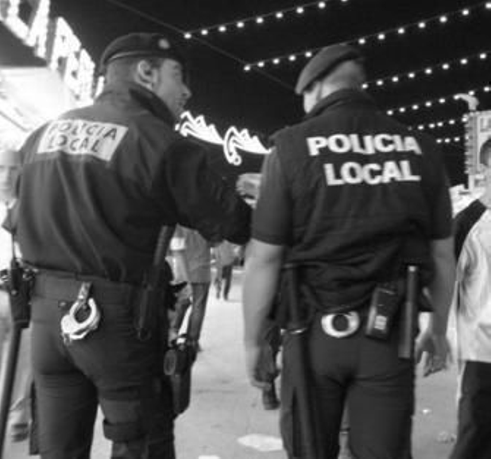 Dos agentes de la Policía Local, de servicio en el recinto ferial en la Velada y Fiestas de 2007.