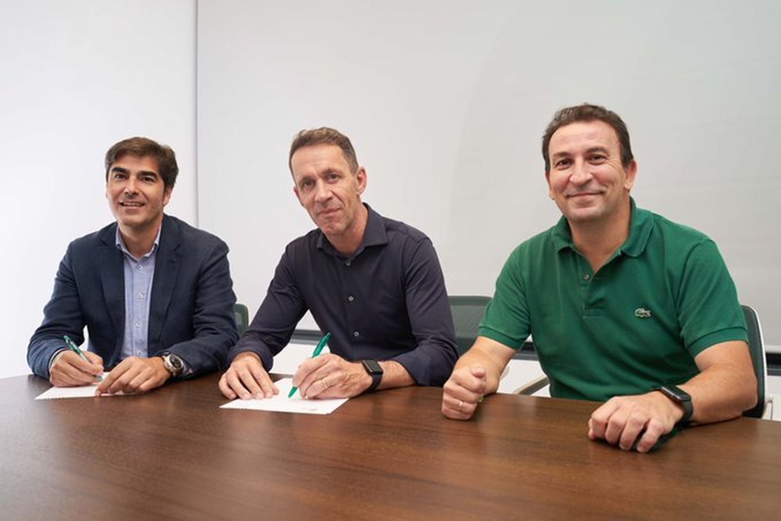 Planes firma su contrato junto al presidente Ángel Haro, y el vicepresidente, José Miguel López Catalán.