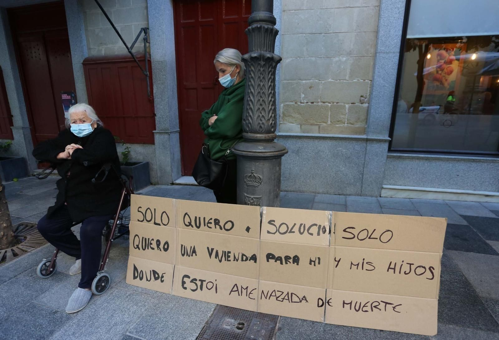 Protesta de esta mañana frente al Ayuntamiento.