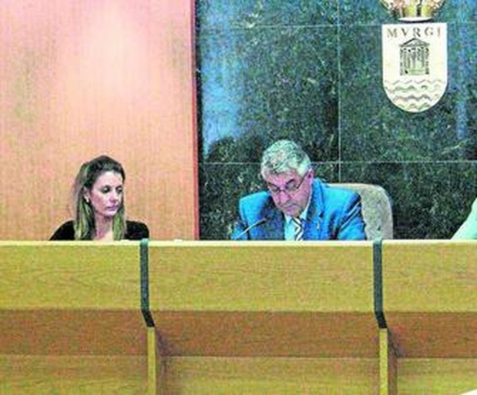 Ignacio Berenguel junto a Adela Cantón en el salón de plenos.