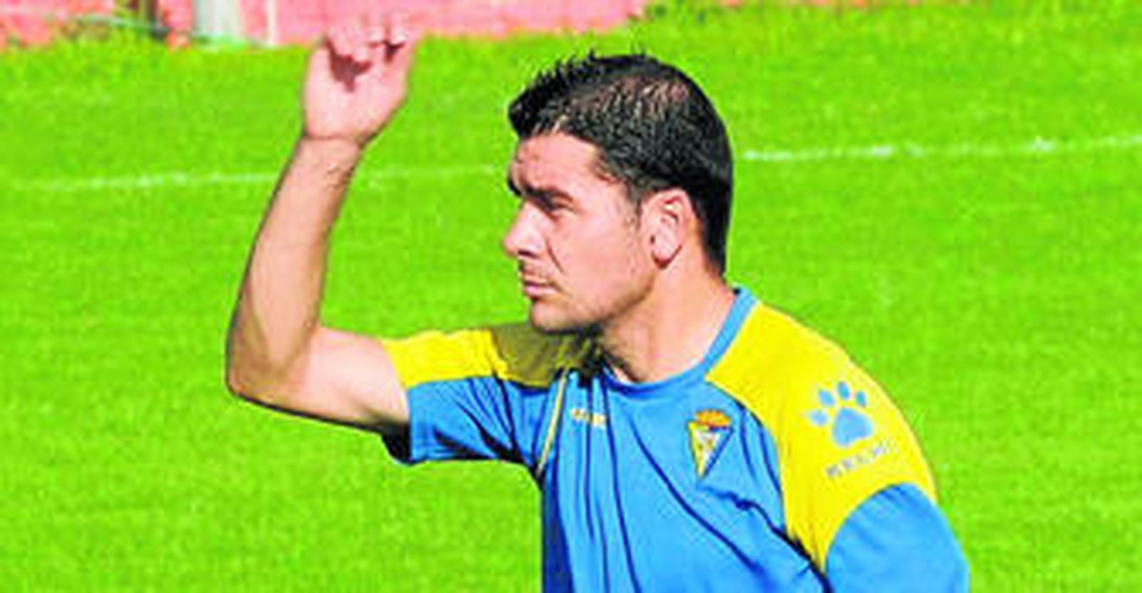 Enrique Ortiz tiene asegurado militar en el equipo amarillo hasta el final de la campaña 2011-2012.
