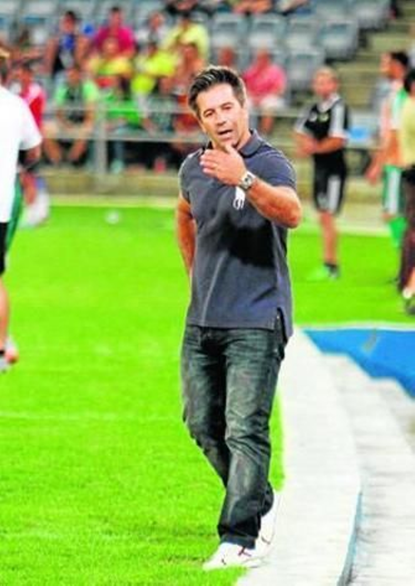 José Dominguez da instrucciones durante el partido de ayer del Trofeo Colombino.