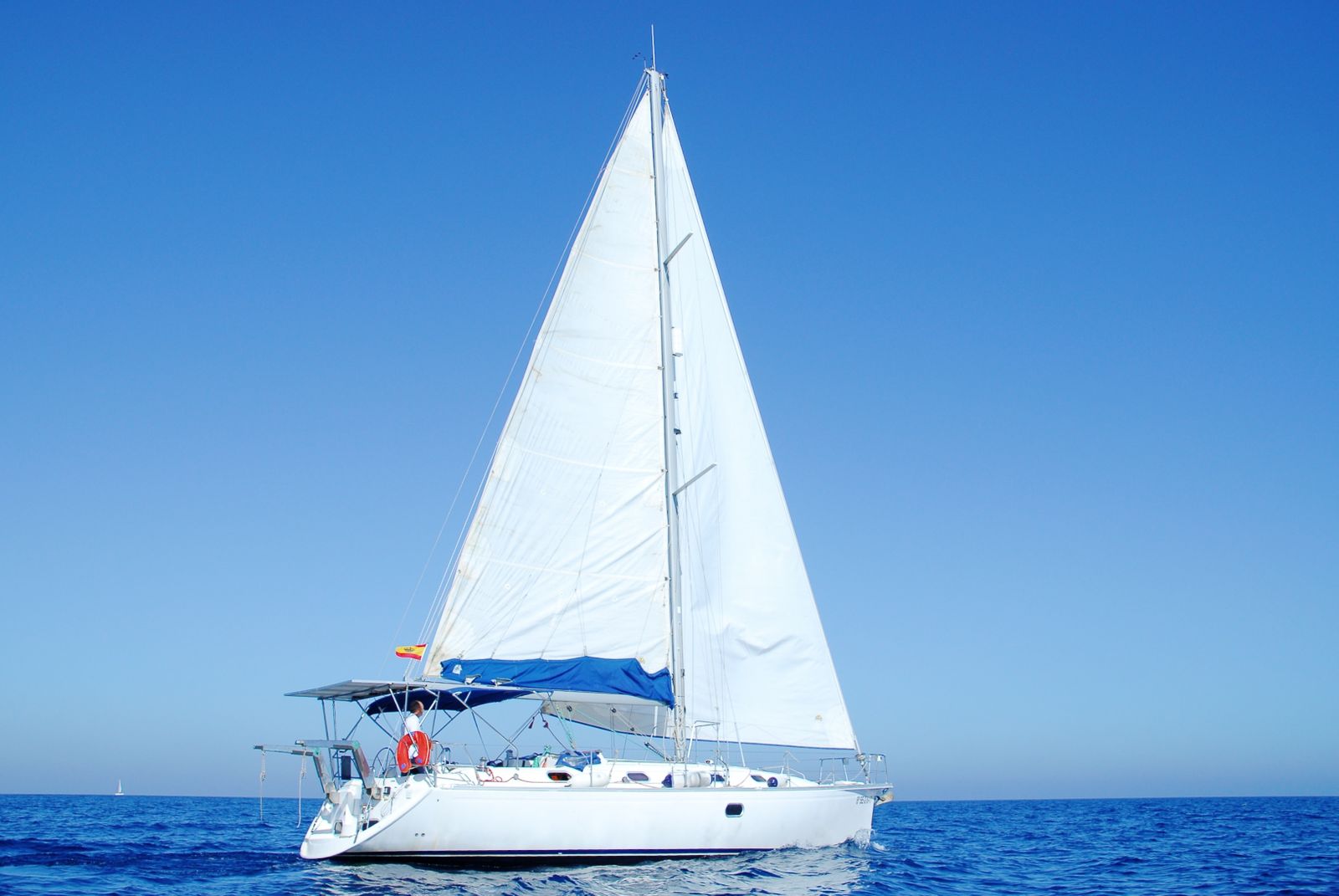 Aspecto general del barco 'Oceanic-Chárter' mientras navega por la bahía malagueña.