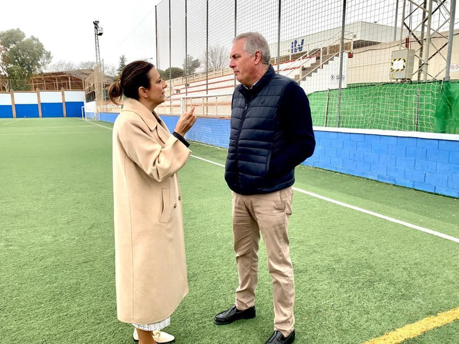 La alcaldesa de Ronda y el delegado municipal de Deportes en las instalaciones.