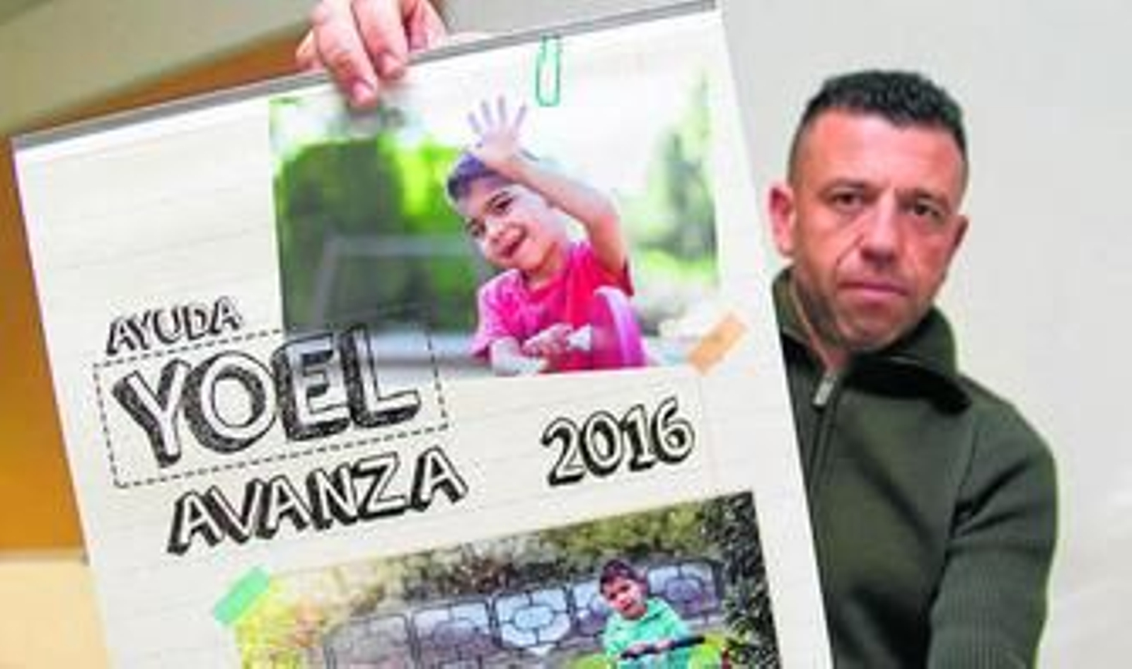 Israel Zúñiga Trullols, padre de Yoel, posa con el calendario.