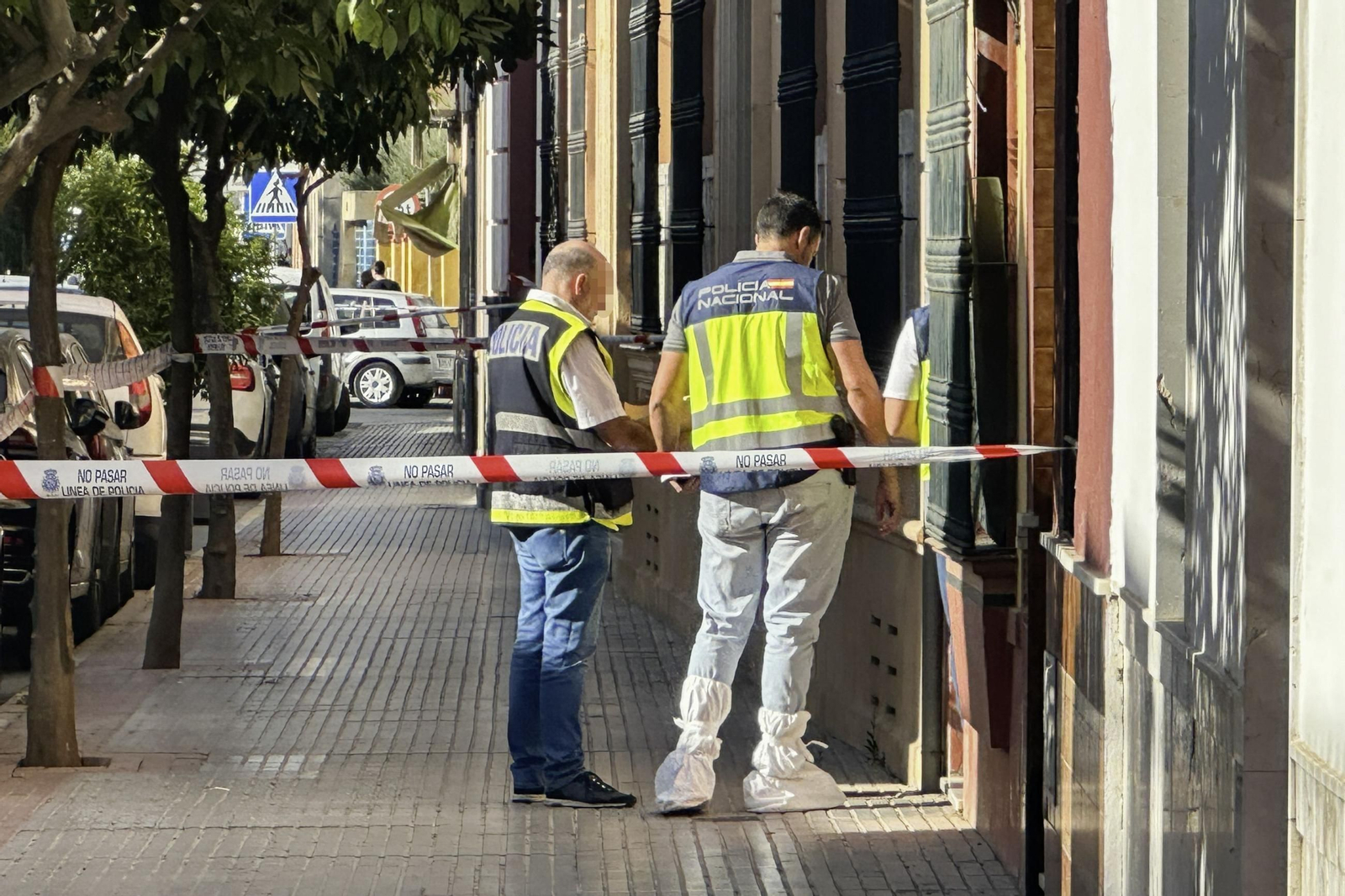 Agentes de la Policía Nacional, en la vivienda de Dos Hermanas donde se produjo el crimen.