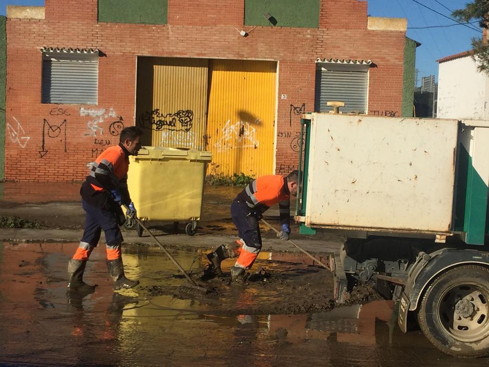 Imágenes de la inundación de El Trapiche, en Vélez-Málaga, por la rotura de una tubería del pantano de la Viñuela.