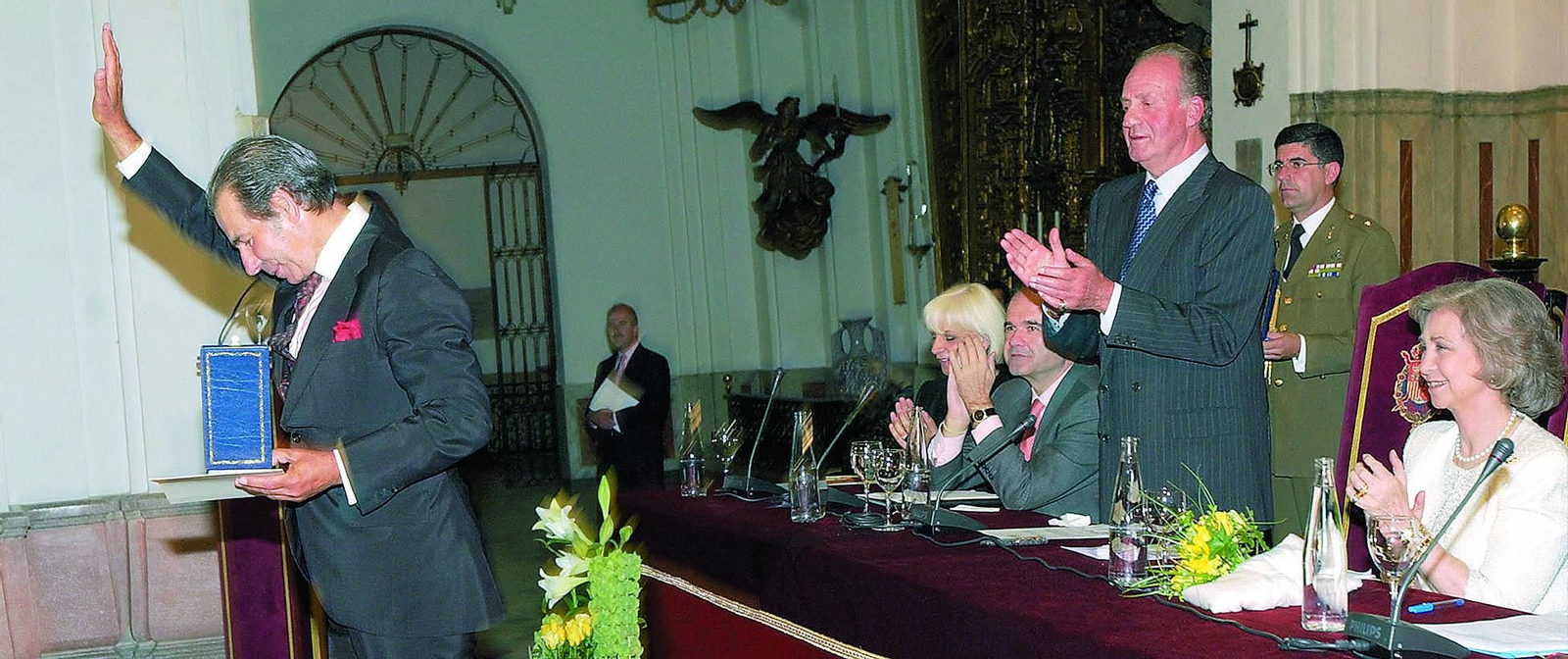 Rafael de Paula, saludando tras recibir la Medalla de Oro a las Bellas Artes de manos del rey Juan Carlos.