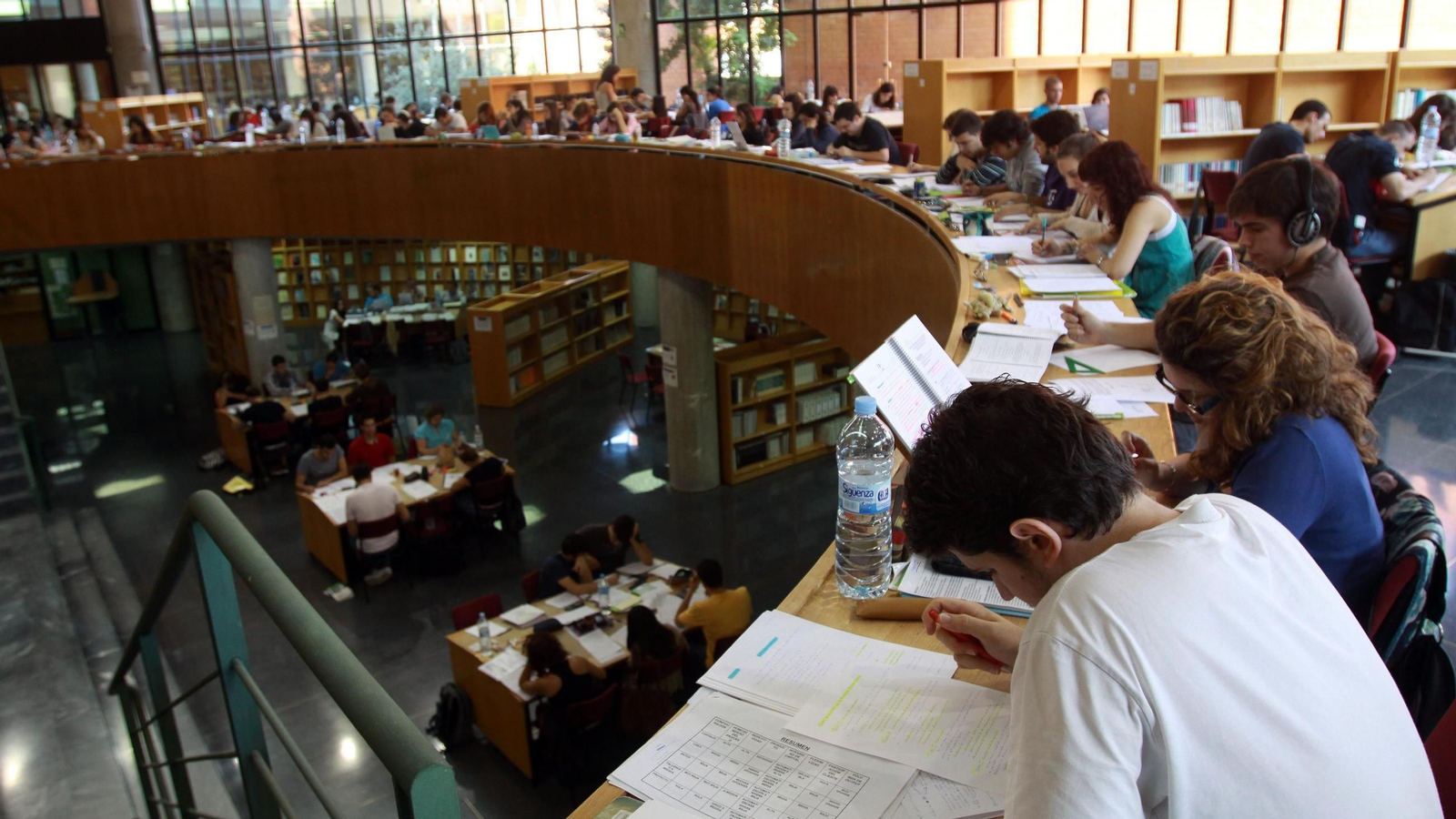 Estudiantes de la UMA en la Biblioteca General