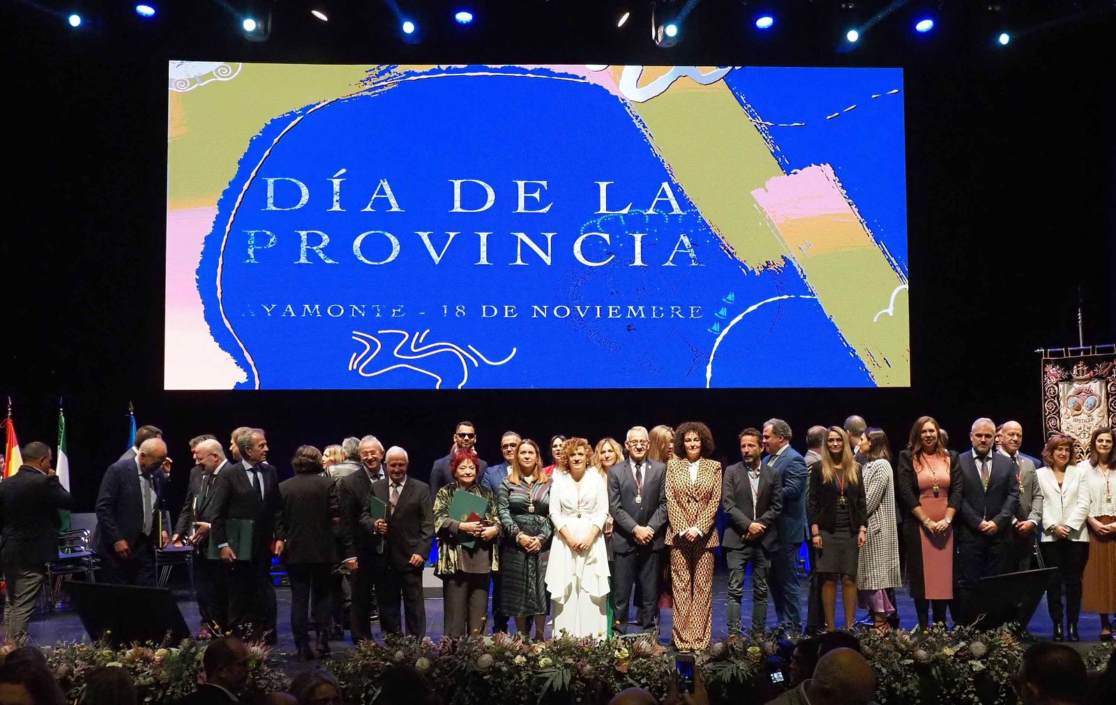 Foto de familia de todos los premiados, con los representantes de la Institución provincial