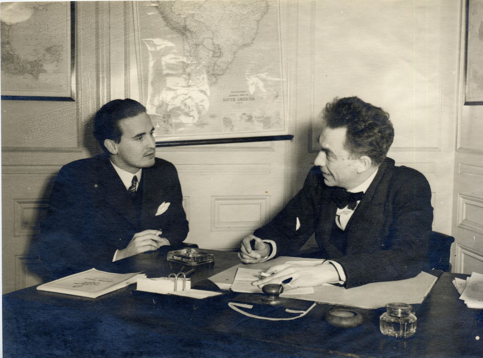 Manuel Chaves Nogales , a la derecha, en la sede de la agencia Atlantic Pacific Press en Londres.