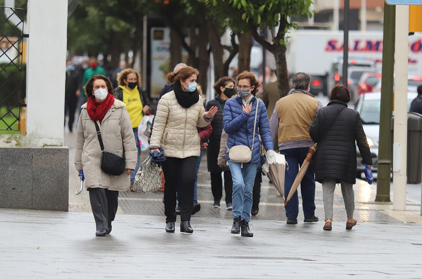 Ambiente en una calle del centro de la capital de Huelva en la jornada de ayer.