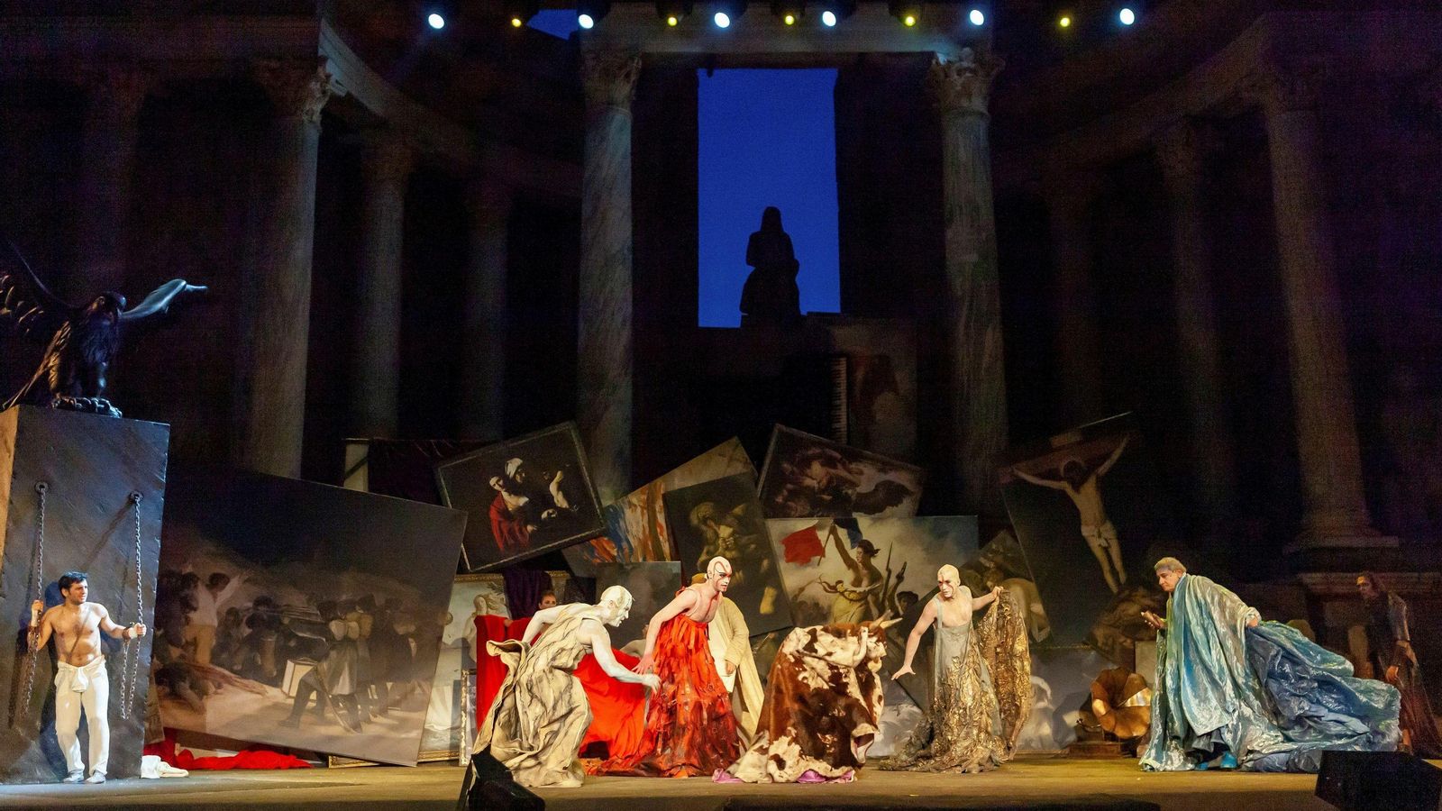 La escenografía reproduce obras emblemáticas de la Historia del Arte.