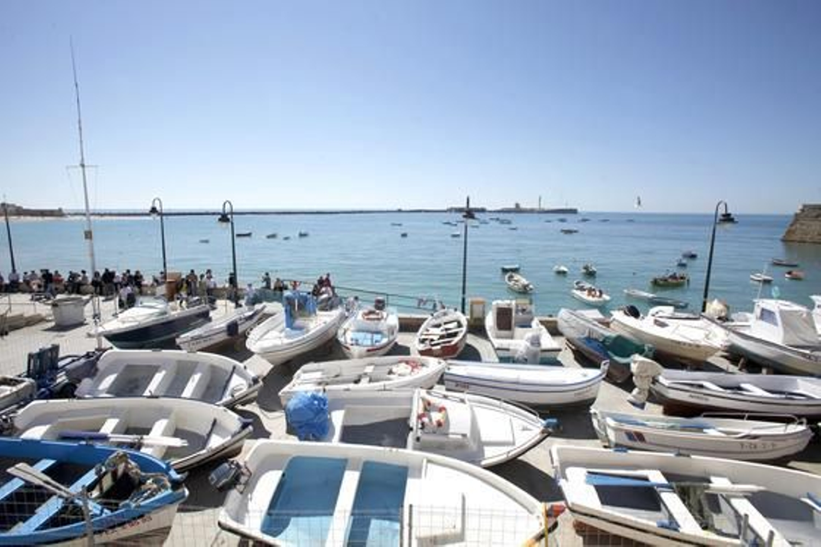 Desde primeras horas de la mañana, en la playa de la Caleta se han reunido miles de ciudadanos, dispuestos a disfrutar y fotografiar la marea del año./Jesús Marín

Foto: Julio Gonz?z/Jes?ar?