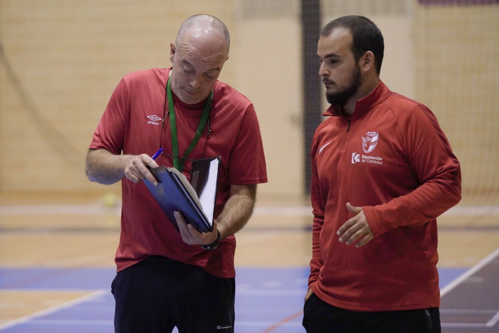Macario charla con uno de sus asistentes durante un entrenamiento en Vista Alegre.