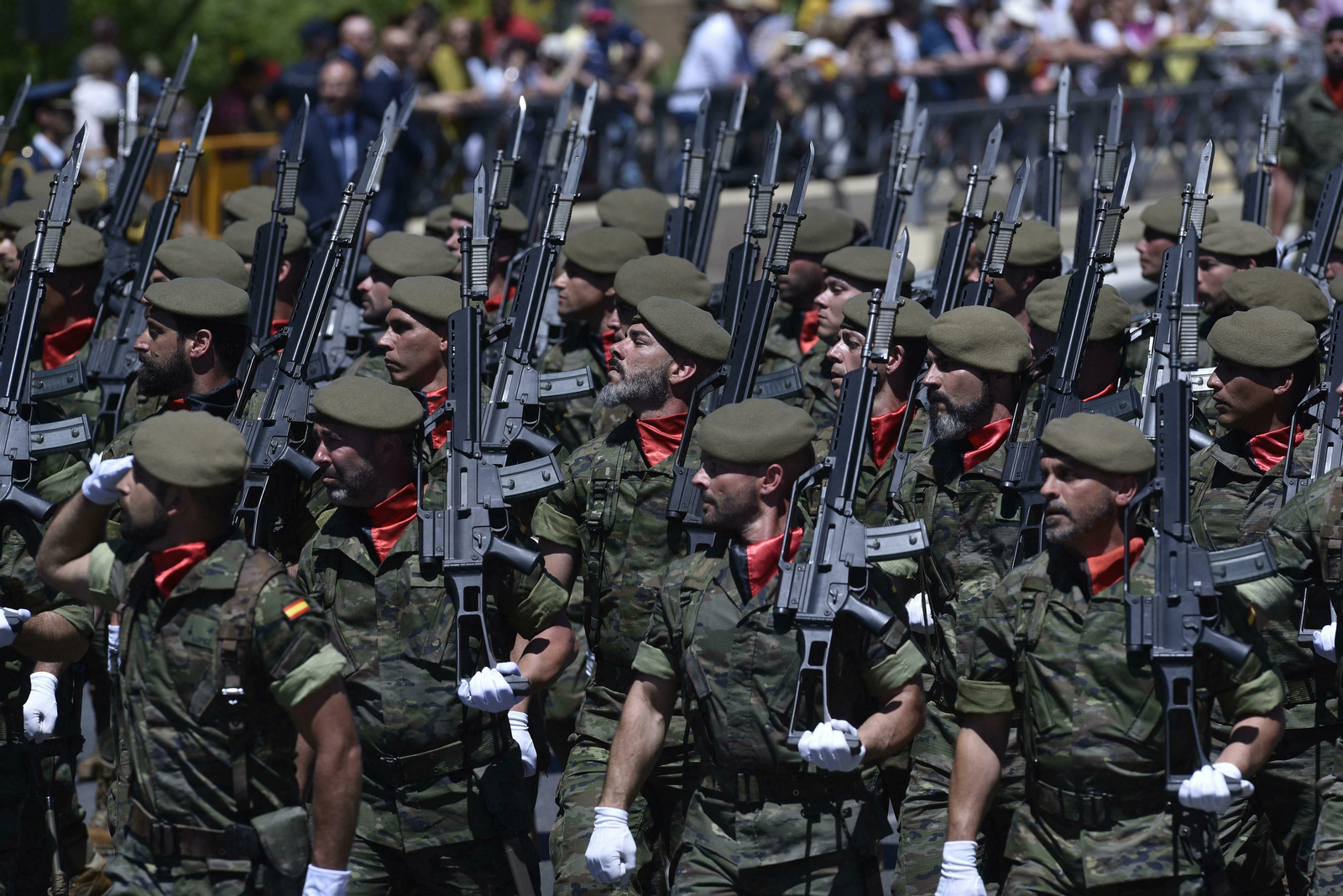 Las imágenes del desfile del Día de las Fuerzas Armadas en Sevilla